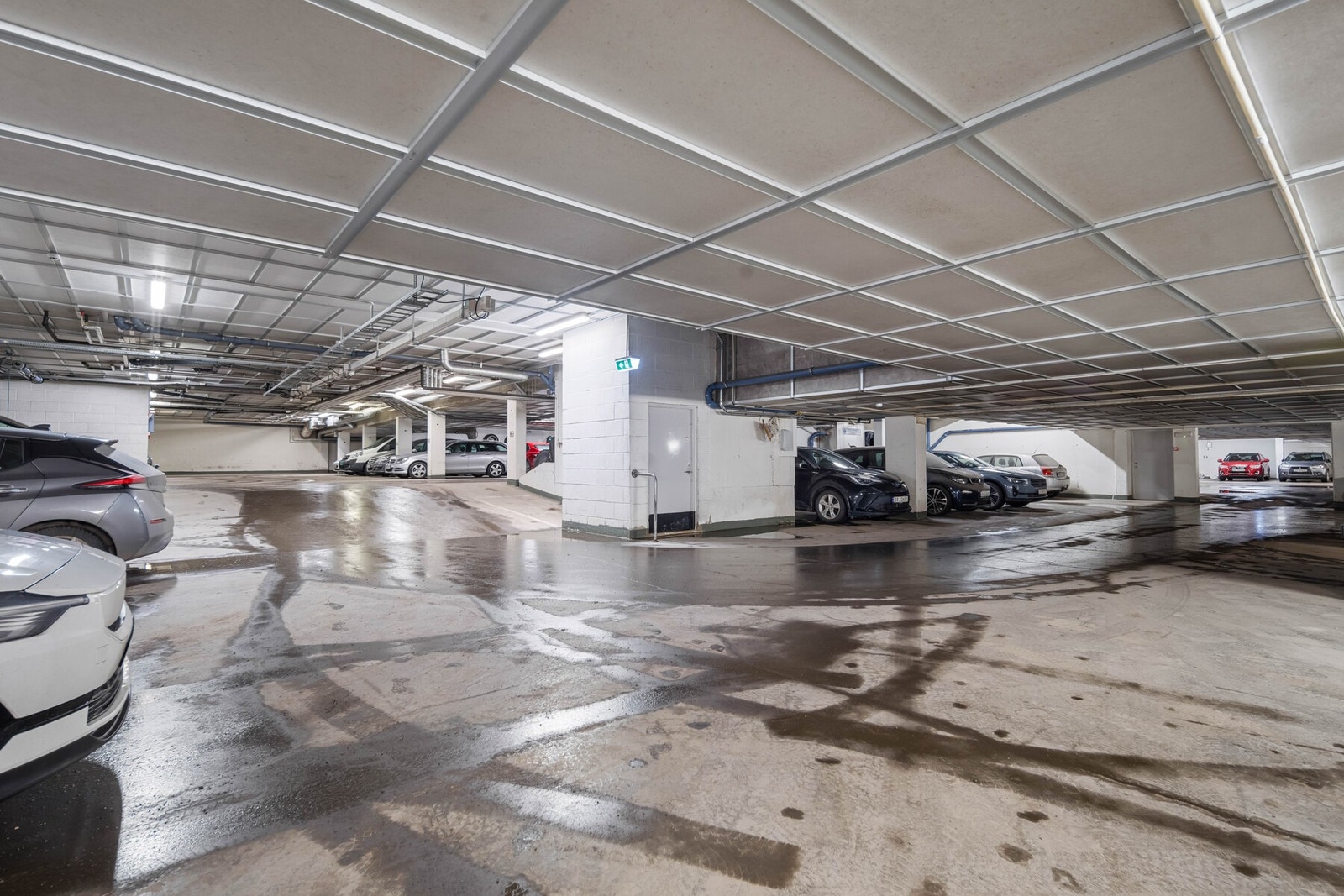 Det medfølger en parkeringsplass (nr 44) i felles garasjeanlegg. Det går heis fra garasjeanlegget og til leilighetsplan. Galleribilde