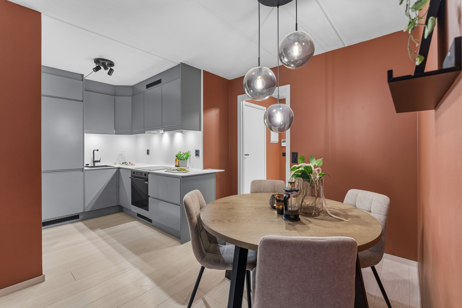 Med den åpne løsningen mot stuen er dette et sosialt og trivelig oppholdsrom. Galleribilde