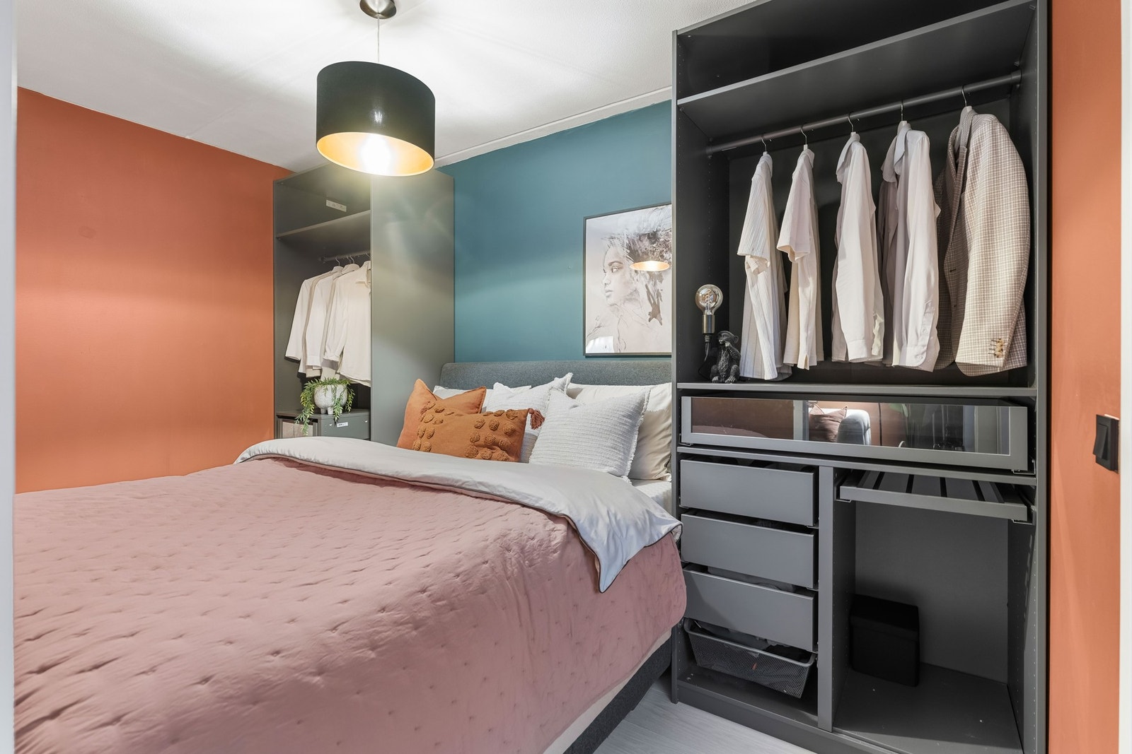 Her er det gode oppbevaringsmuligheter med garderobeskap på begge sider av rommet. Galleribilde