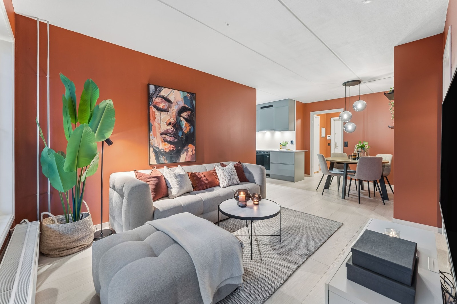 Lys og luftig stue i åpen løsning med kjøkkenet. Rommet er enkelt å møblere med god plass til sofa, mediemøblement, spisegruppe og øvrig innredning. Galleribilde