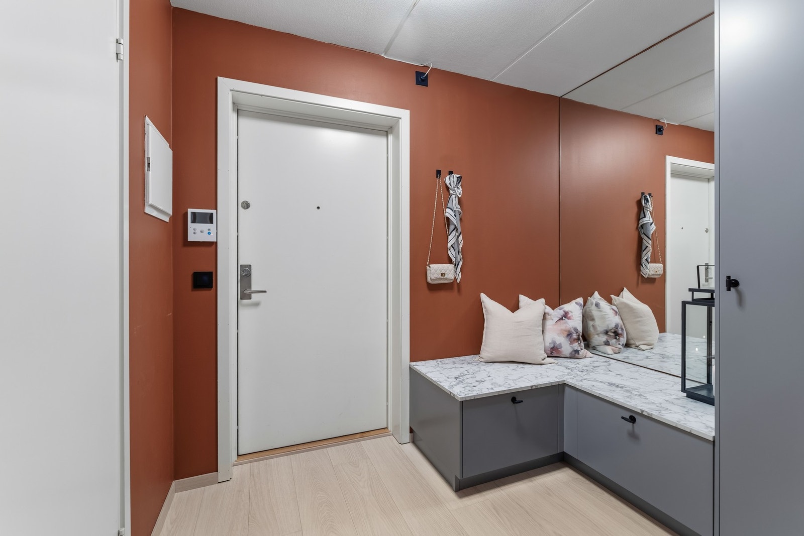 Et stort speil fra Romerike Glass bidrar til å forsterke romfølelsen. Med dørcalling slippes enkelt gjester inn fra bakkeplan. Galleribilde