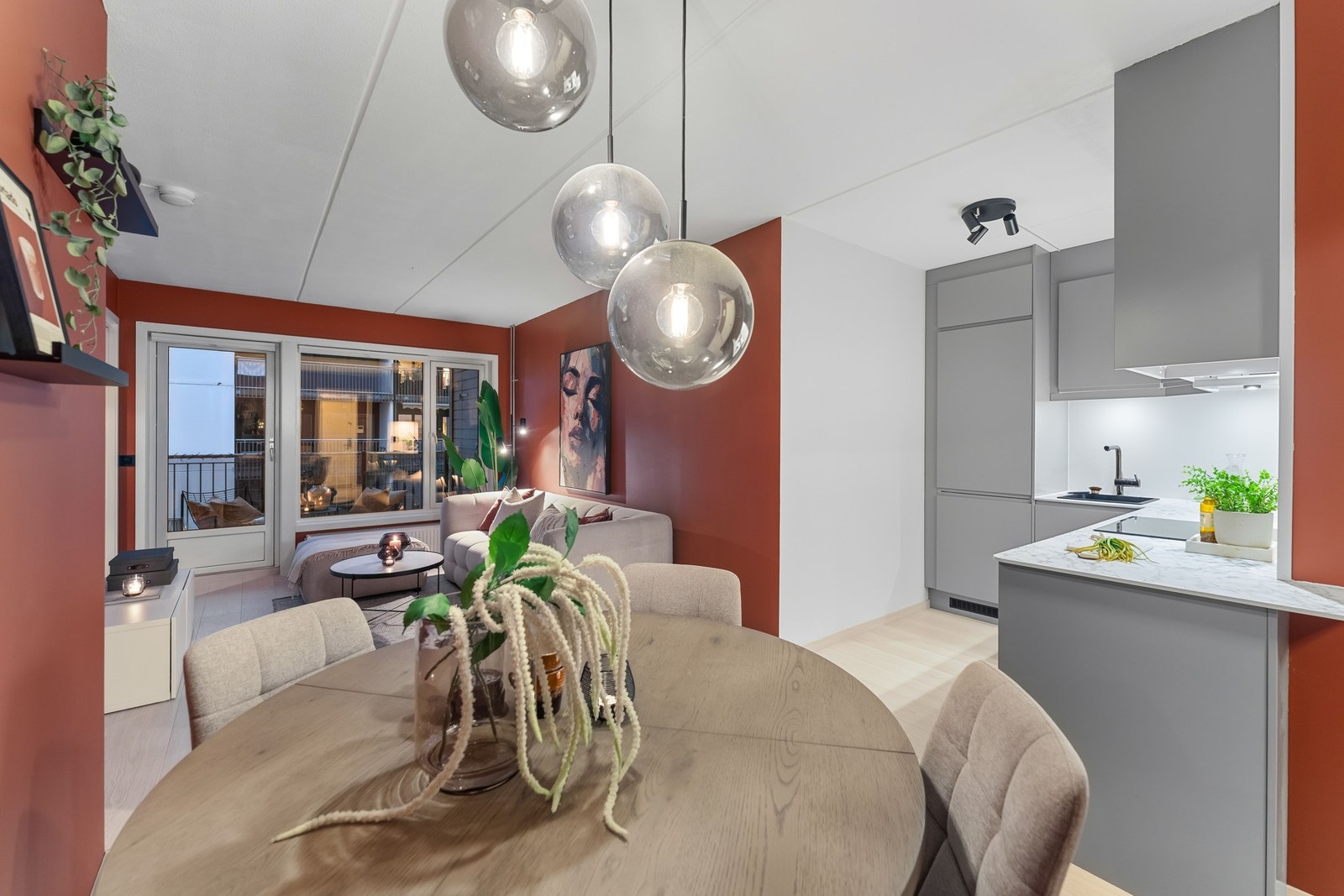 Store vindusflater slipper inn rikelig med naturlig lys og skaper en behagelig atmosfære. I september 2024 ble det lagt slitesterkt laminat (Pergo Lillehammer) i alle oppholdsrom, og veggene ble malt i fargen "varm rust". Galleribilde