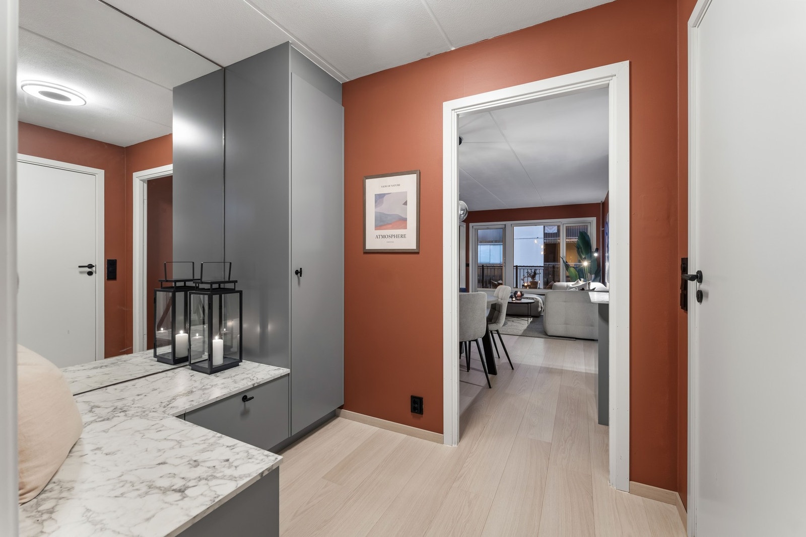 Romslig entré med gode oppbevaringsmuligheter i plassbygd garderobeløsning fra Drømmekjøkkenet, samt sittebenk med praktiske skuffer. Galleribilde