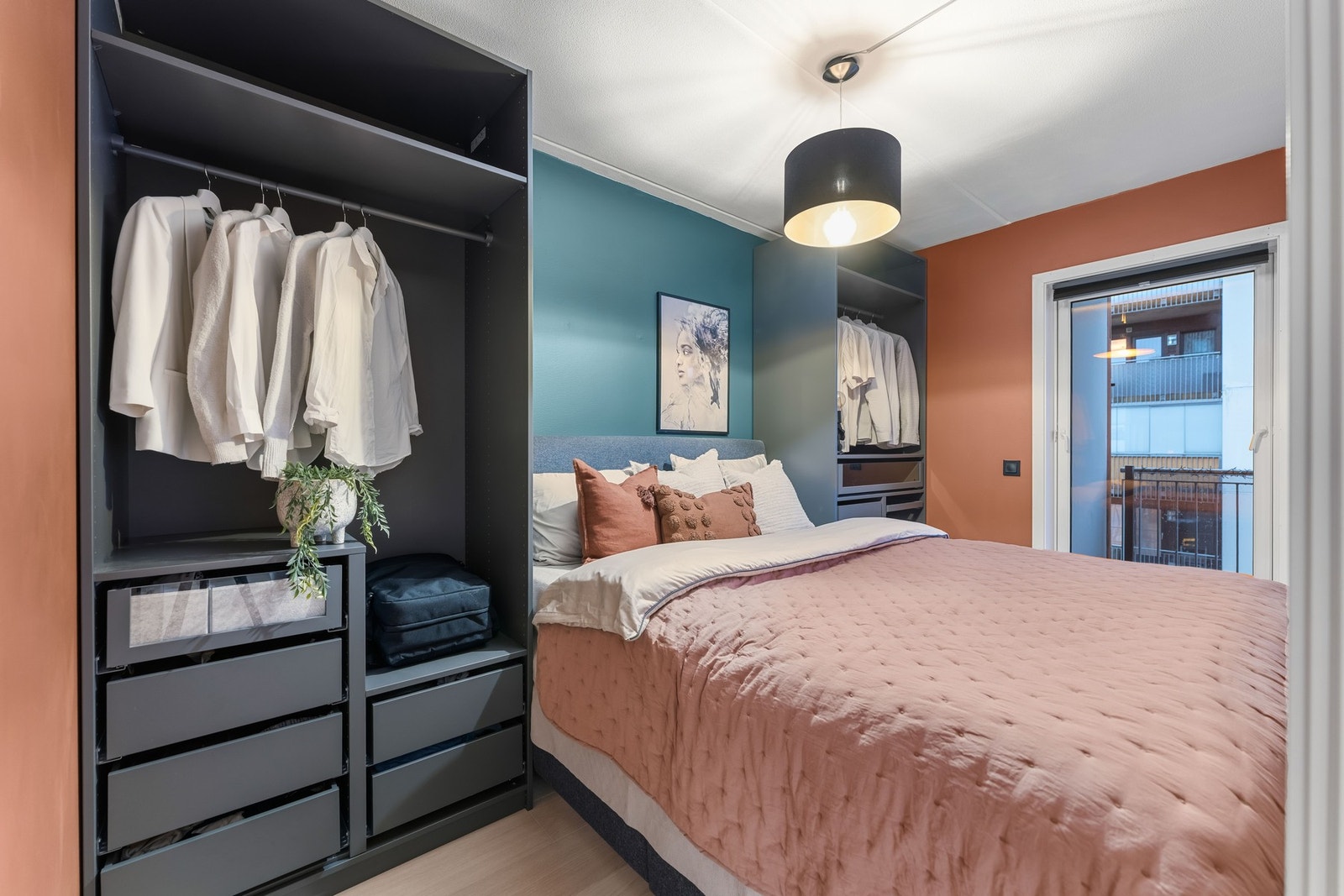 Koselig soverom med plass til dobbeltseng. Kontrastveggen på soverommet er malt i fargen "tidevann". Galleribilde