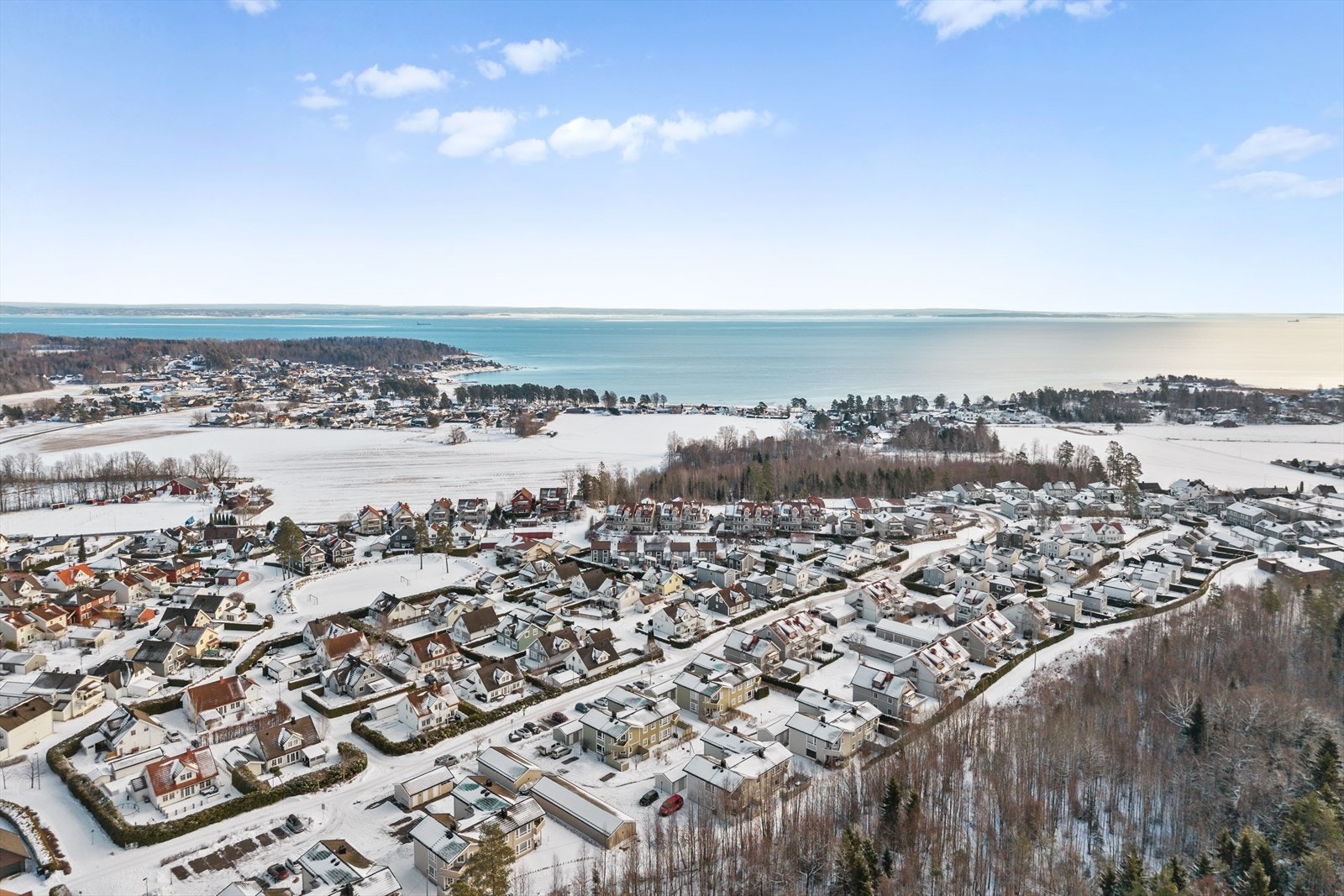 Tønsberg sentrum kan nås på få minutter med bil, og byr på et rikt utvalg av butikker, restauranter, kulturtilbud og kollektivforbindelser Galleribilde