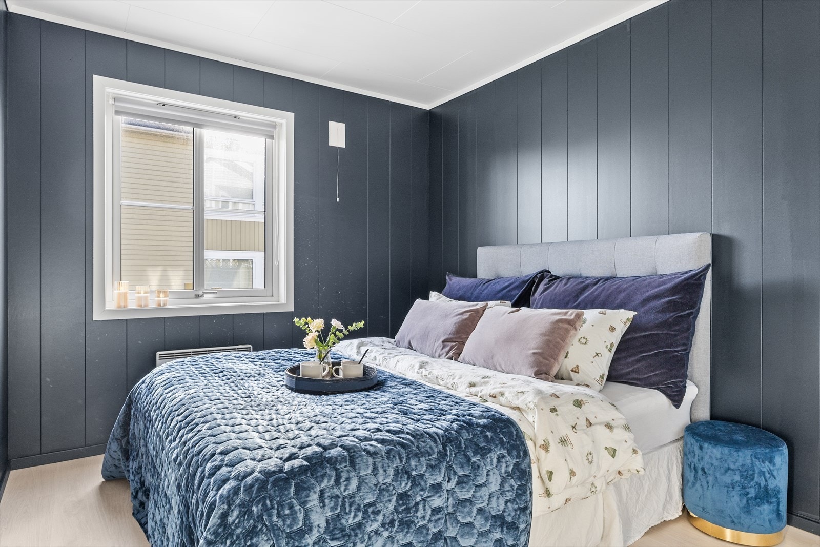 Soverommet er romslig med god plass til større seng og oppbevaring Galleribilde