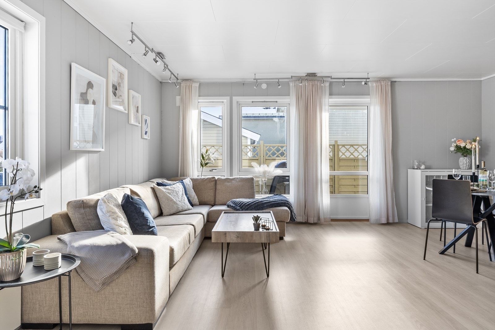 Leiligheten har en åpen og sosial stue- og kjøkkenløsning som gir en luftig romfølelse og gode møbleringsmuligheter Galleribilde