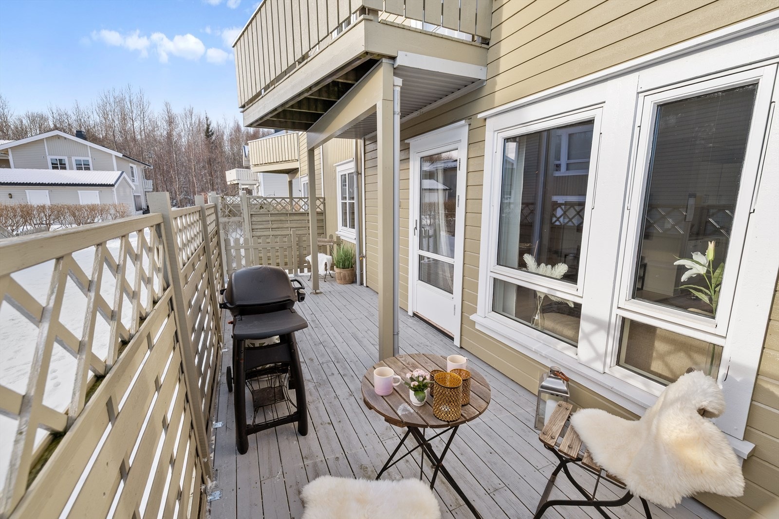 Terrasse i tre, oppført i 2017. Leveggen ble malt i 2022, og terrassegulvet ble beiset i 2024 Galleribilde