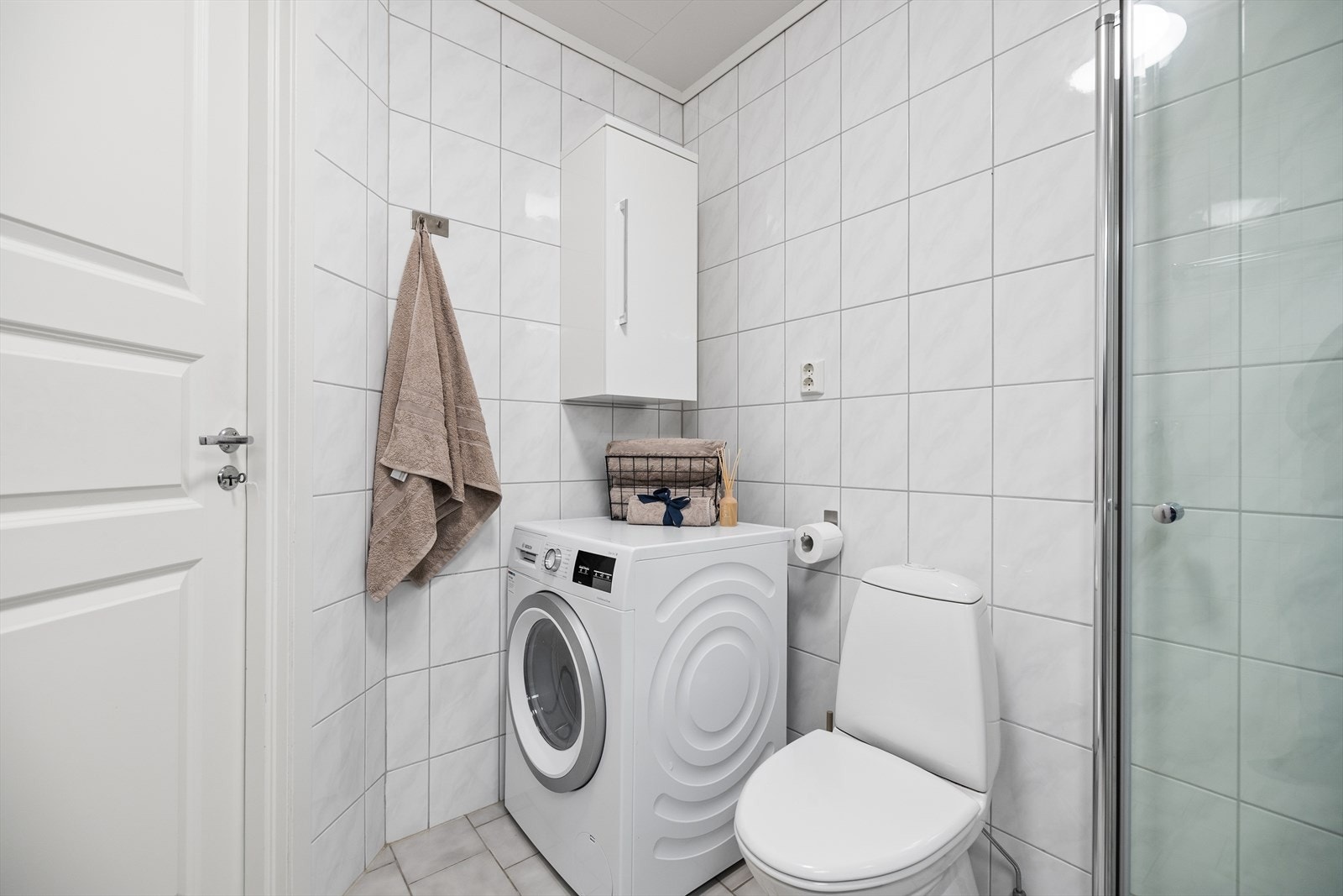 Rommet er innredet med servant, toalett og dusj, samt opplegg for vaskemaskin og tørketrommel Galleribilde