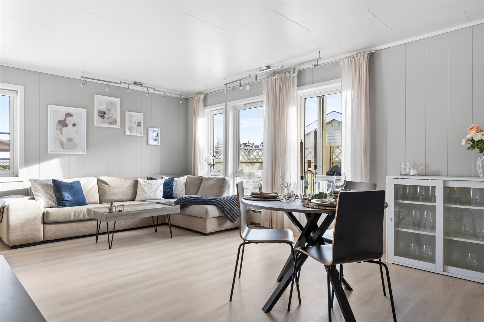 Boligen fremstår som godt vedlikeholdt. Fra stuen er det direkte utgang til en hyggelig terrasse Galleribilde