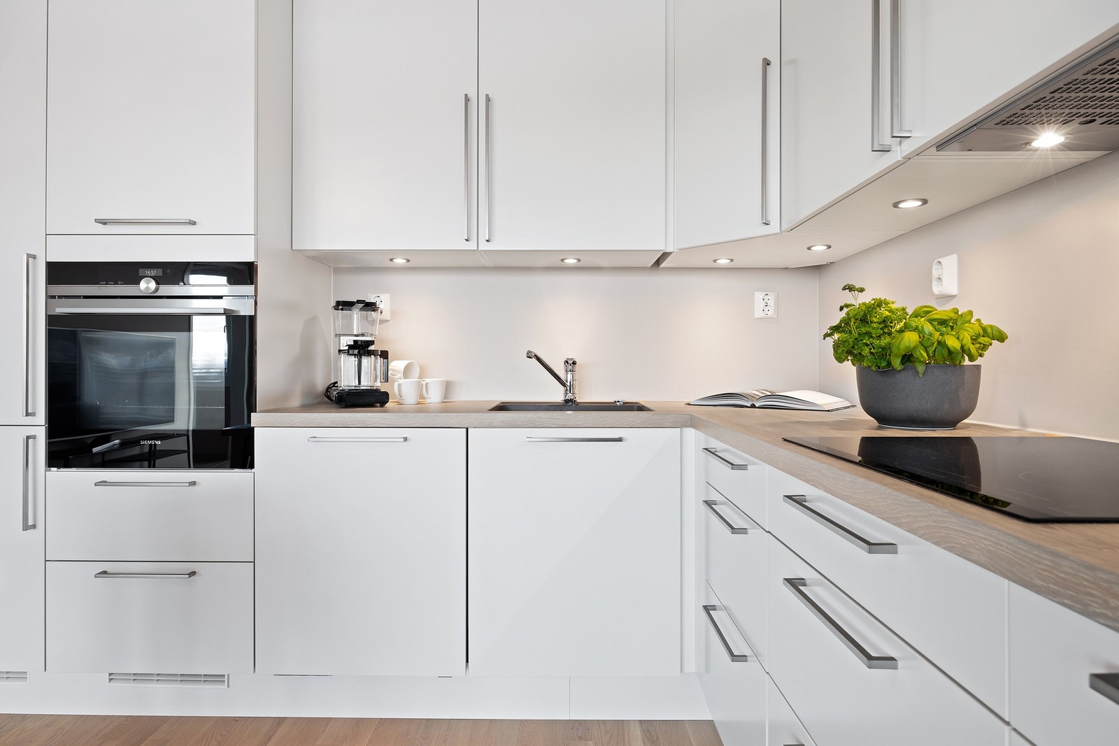 Godt utstyrt kjøkkeninnredning Galleribilde