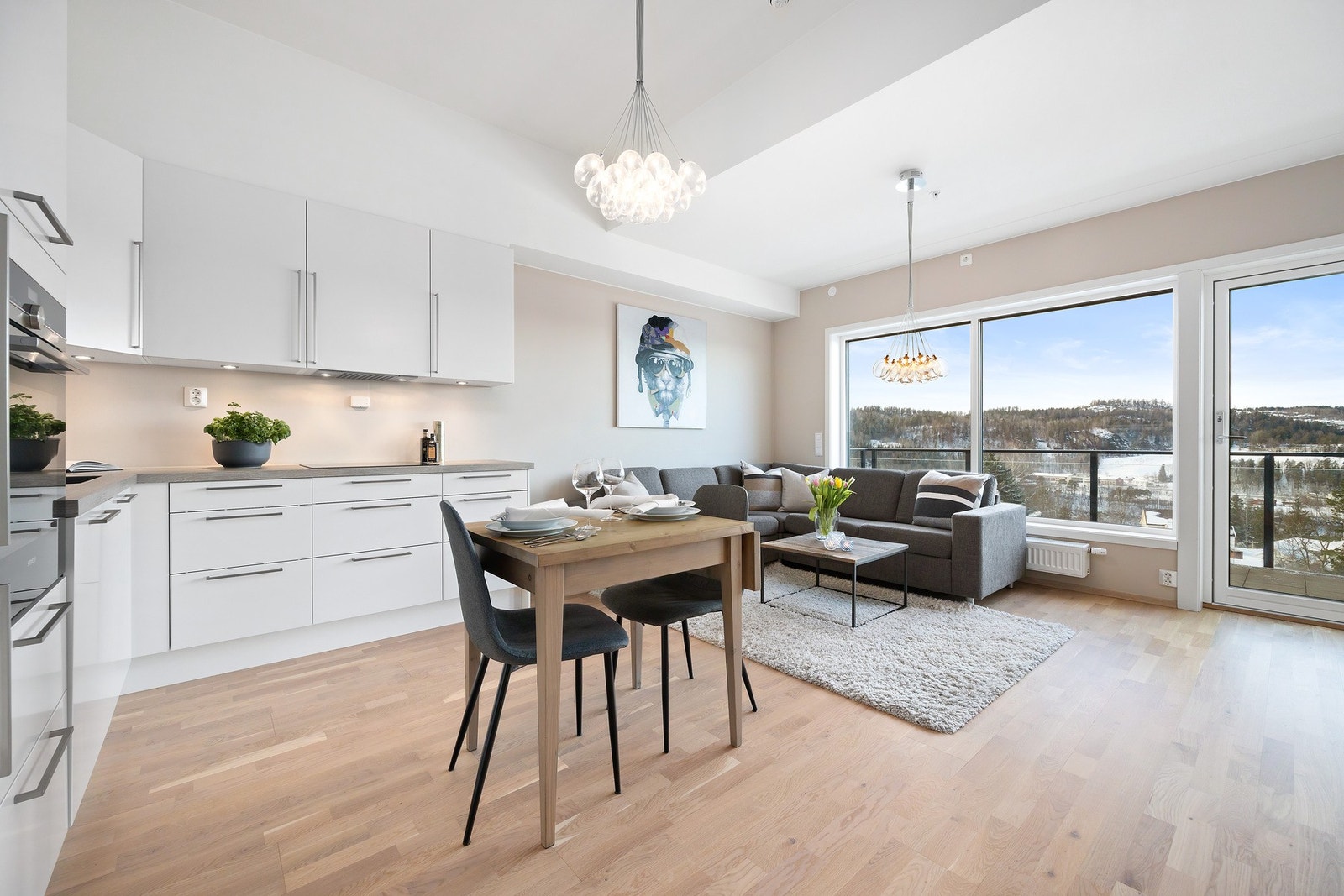 Åpen kjøkkenløsning med god plass til salong og spisbord Galleribilde