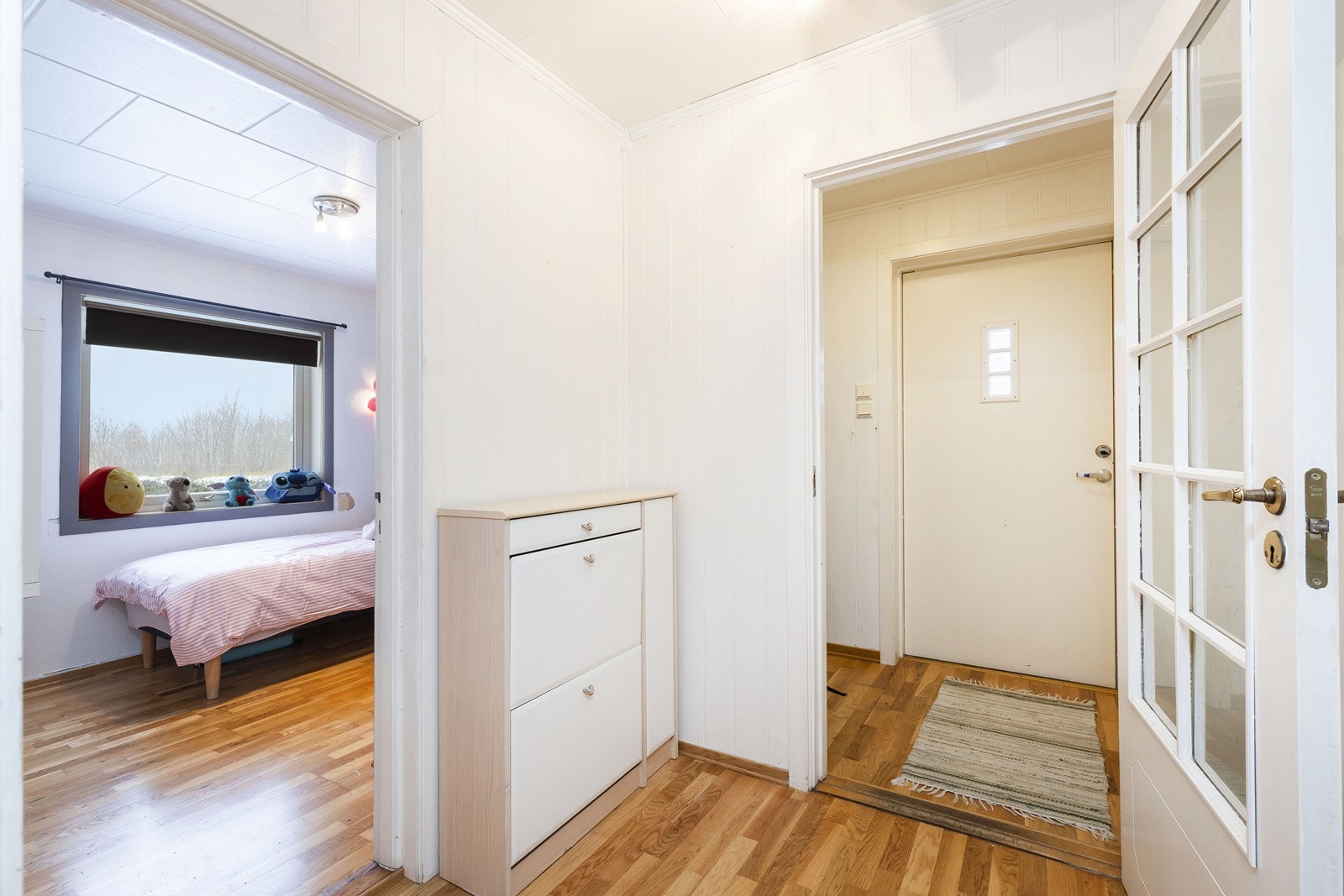 Entreen er lys og trivelig, med plass til oppbevaring, og trapp ned til kjelleren Galleribilde