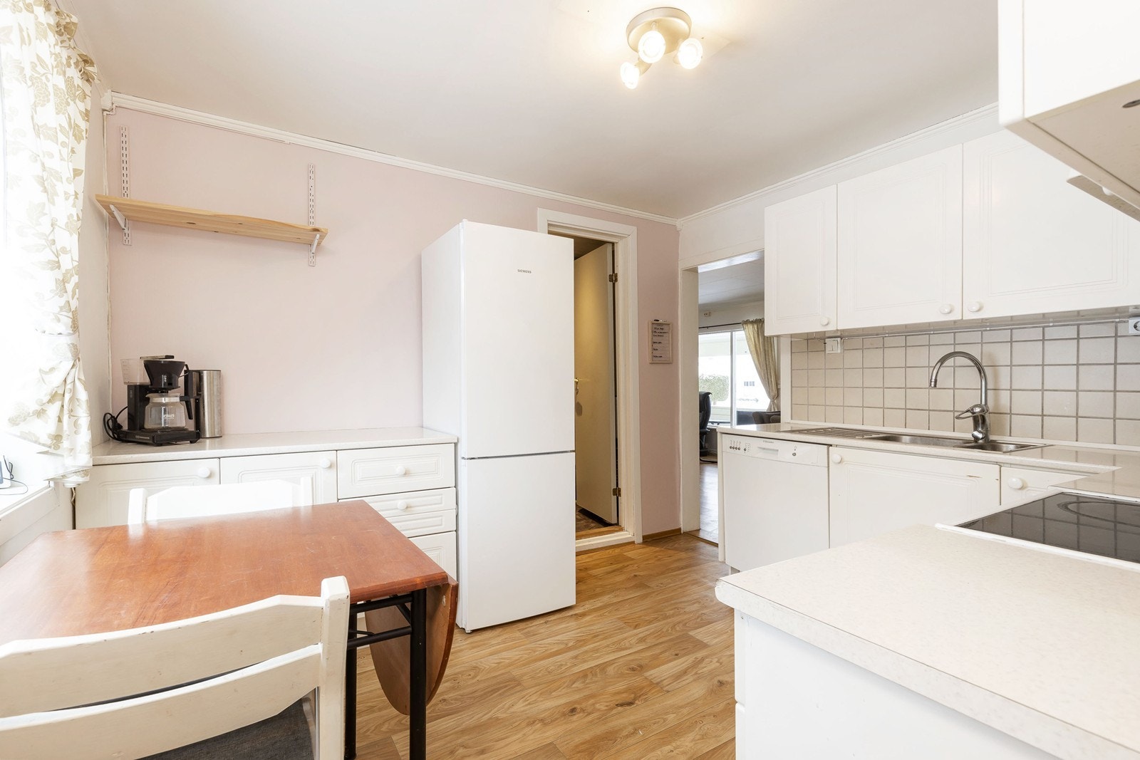 Med ekstra benkeplass i motsatt ende av rommet Galleribilde