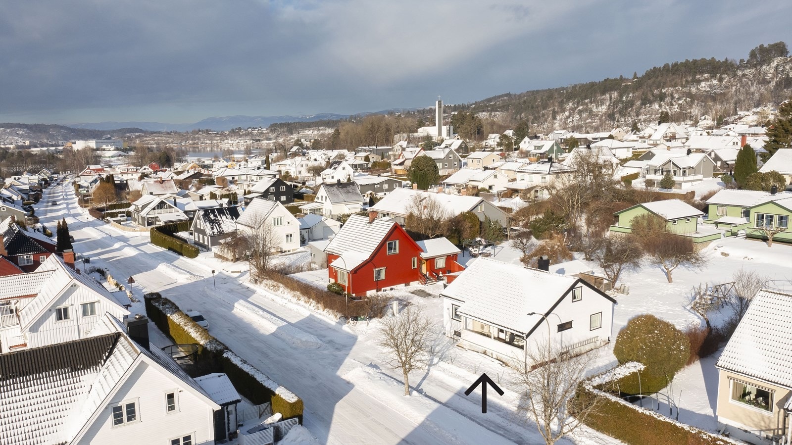 Eneboligen ligger i et rolig og veletablert nabolag på Herøya Galleribilde