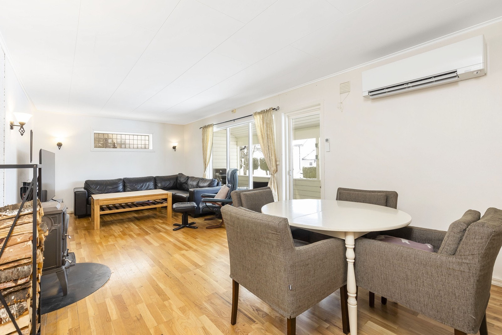 Stuen er romslig og gir deg plass til både sofakrok og spisestue Galleribilde