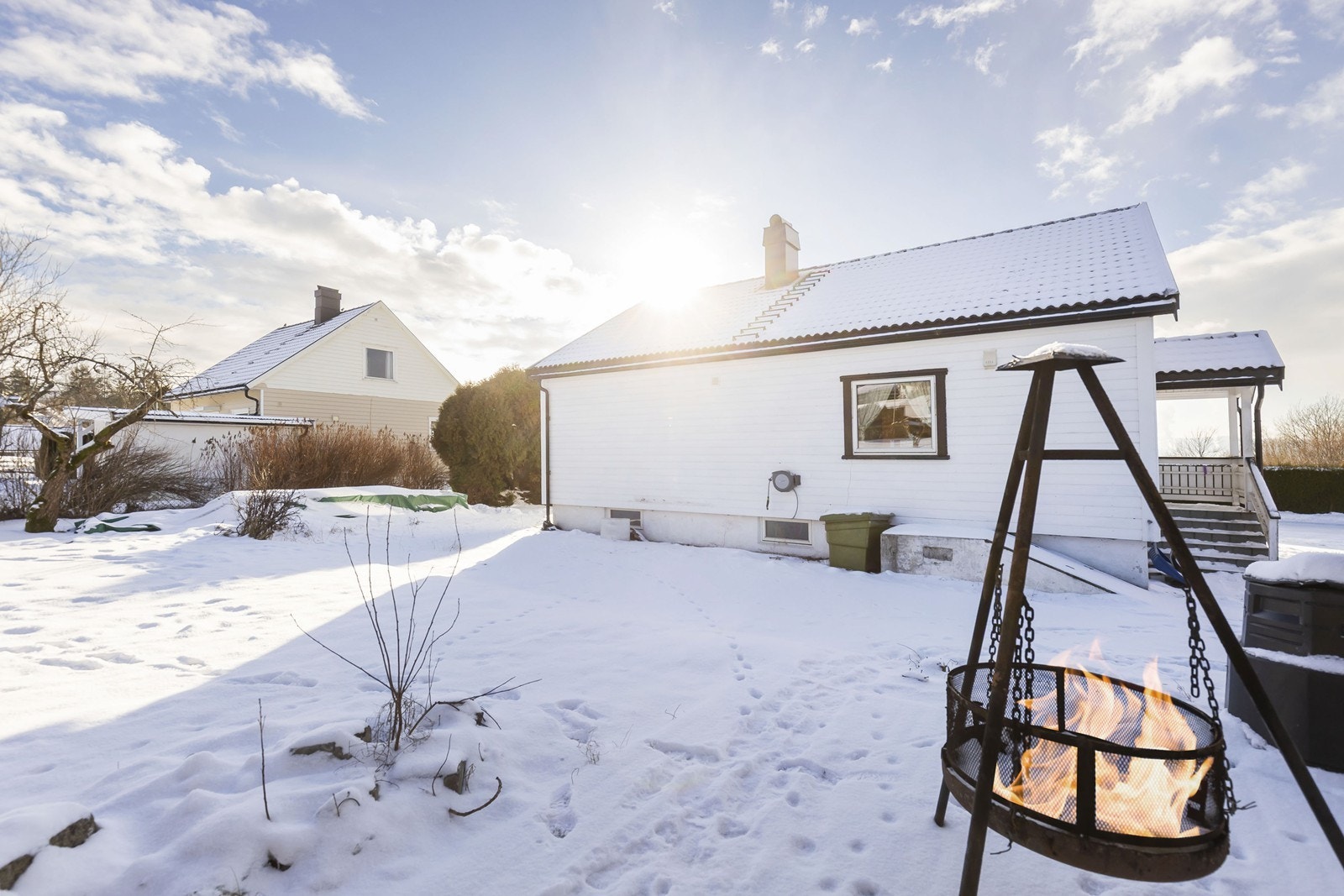 Stor planert hage bak boligen Galleribilde
