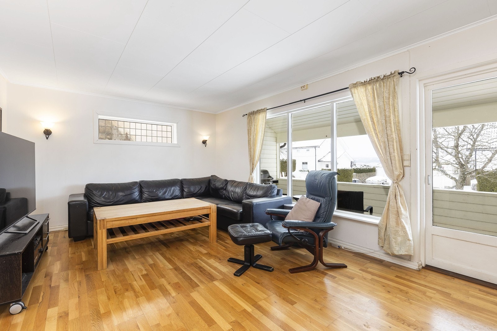 Stuen har store og mange vinduer, som slipper inn store mengder naturlig lys Galleribilde