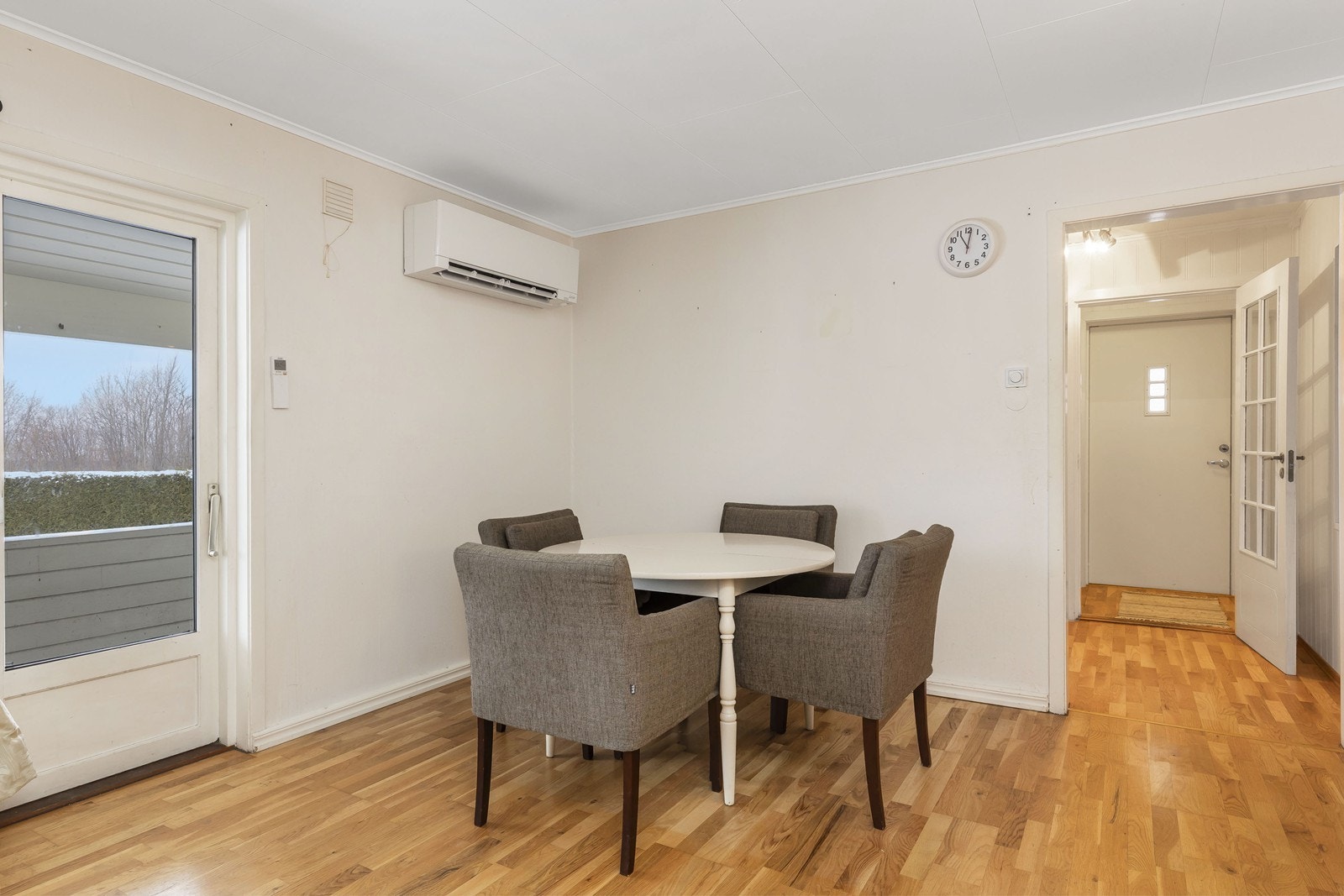 Stuen har varmepumpe og vedovn til oppvarming. Galleribilde