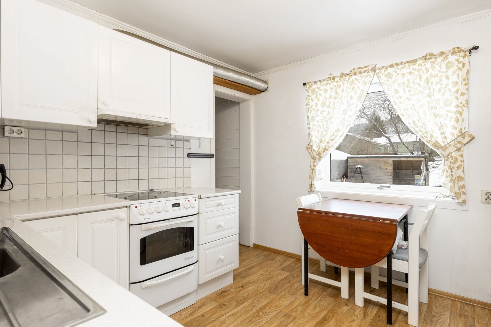 Kjøkken fra 2011, rikelig med oppbevaringsplass i skuffer og skap Galleribilde