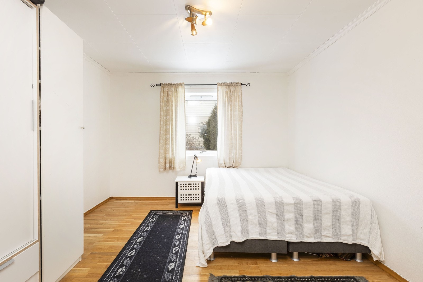 Soverom 2 er på innsiden av badet og er hovedsoverommet Galleribilde