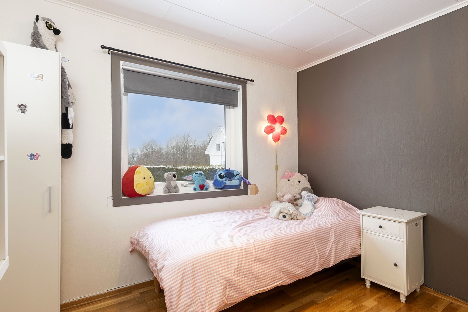 Soverom 1 her innredet som et barnerom, med malte slette overflater og takess Galleribilde