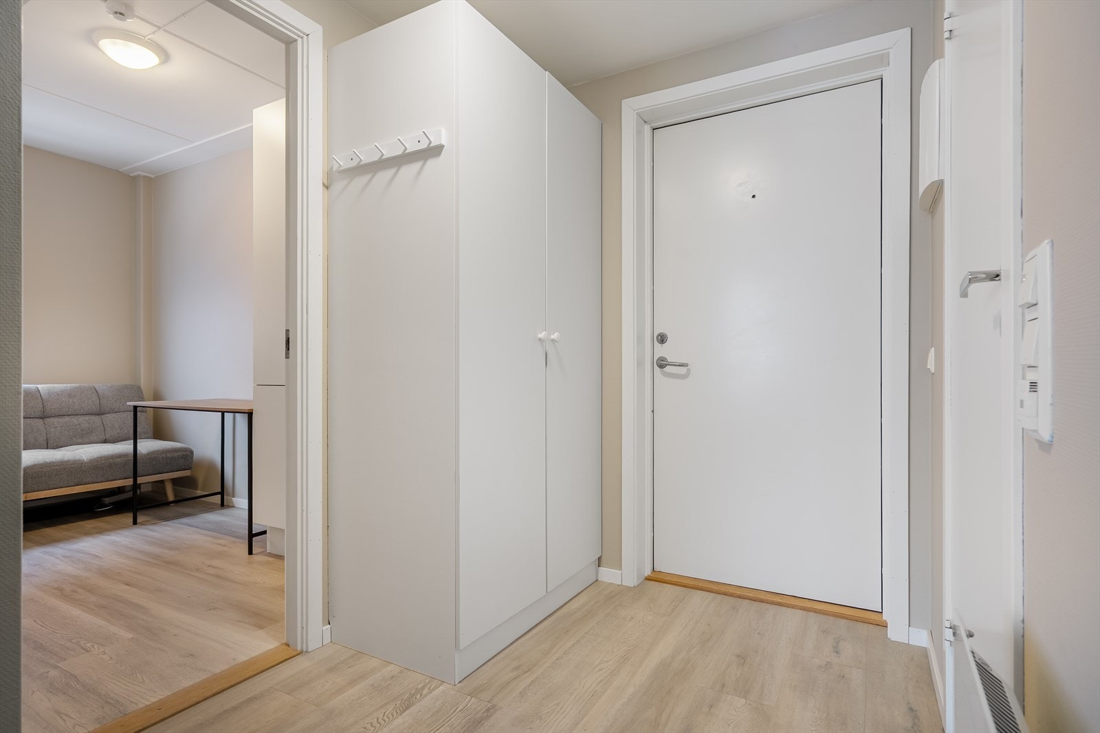 Praktisk entré med garderobeløsning, lyse overflater og god tilknytning til boligens øvrige rom. Galleribilde