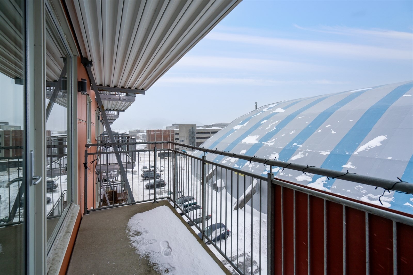 Balkong med gode sol-/lysforhold og åpen utsikt. Galleribilde