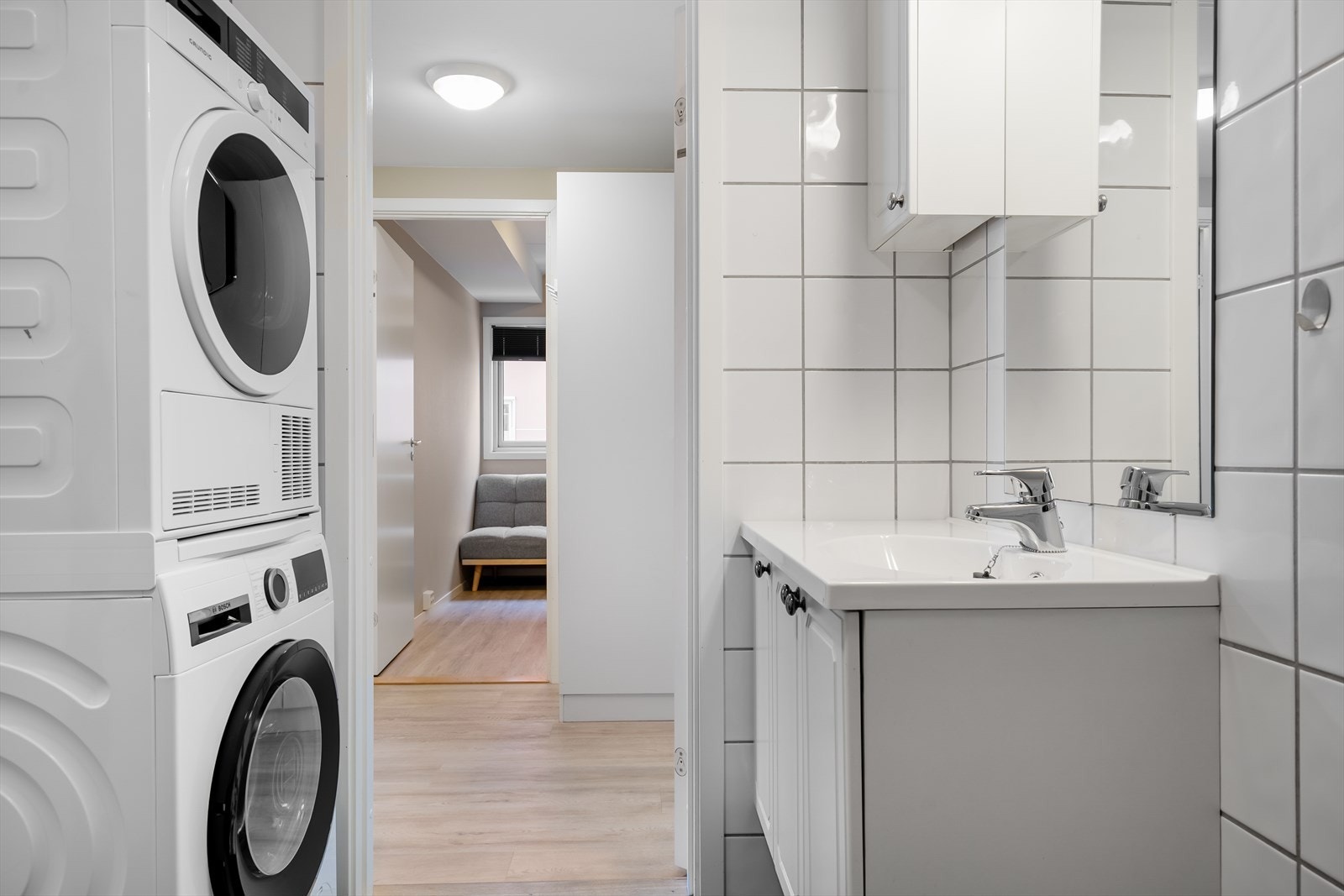 Lyst og funksjonelt bad med flislagte overflater. Galleribilde