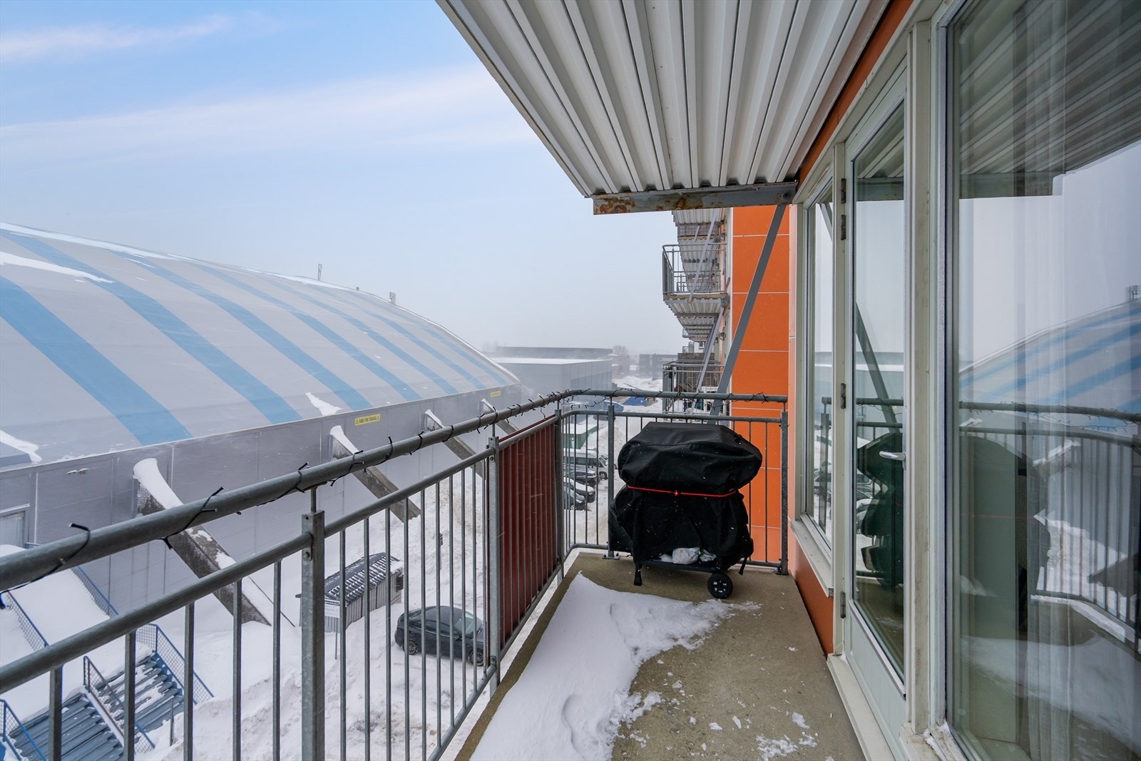 Balkong med utgang fra stuen, plass til utemøbler og fin utsikt mot nærområdet. Galleribilde