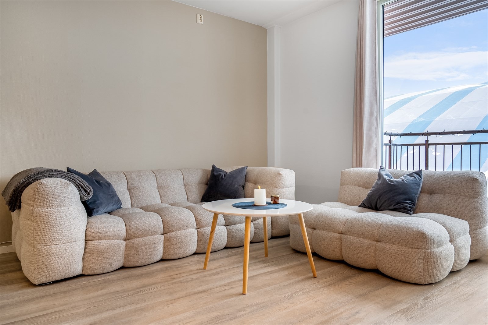 Innbydende og lys stuesone med store vindusflater og en hyggelig plass for avslapning. Galleribilde