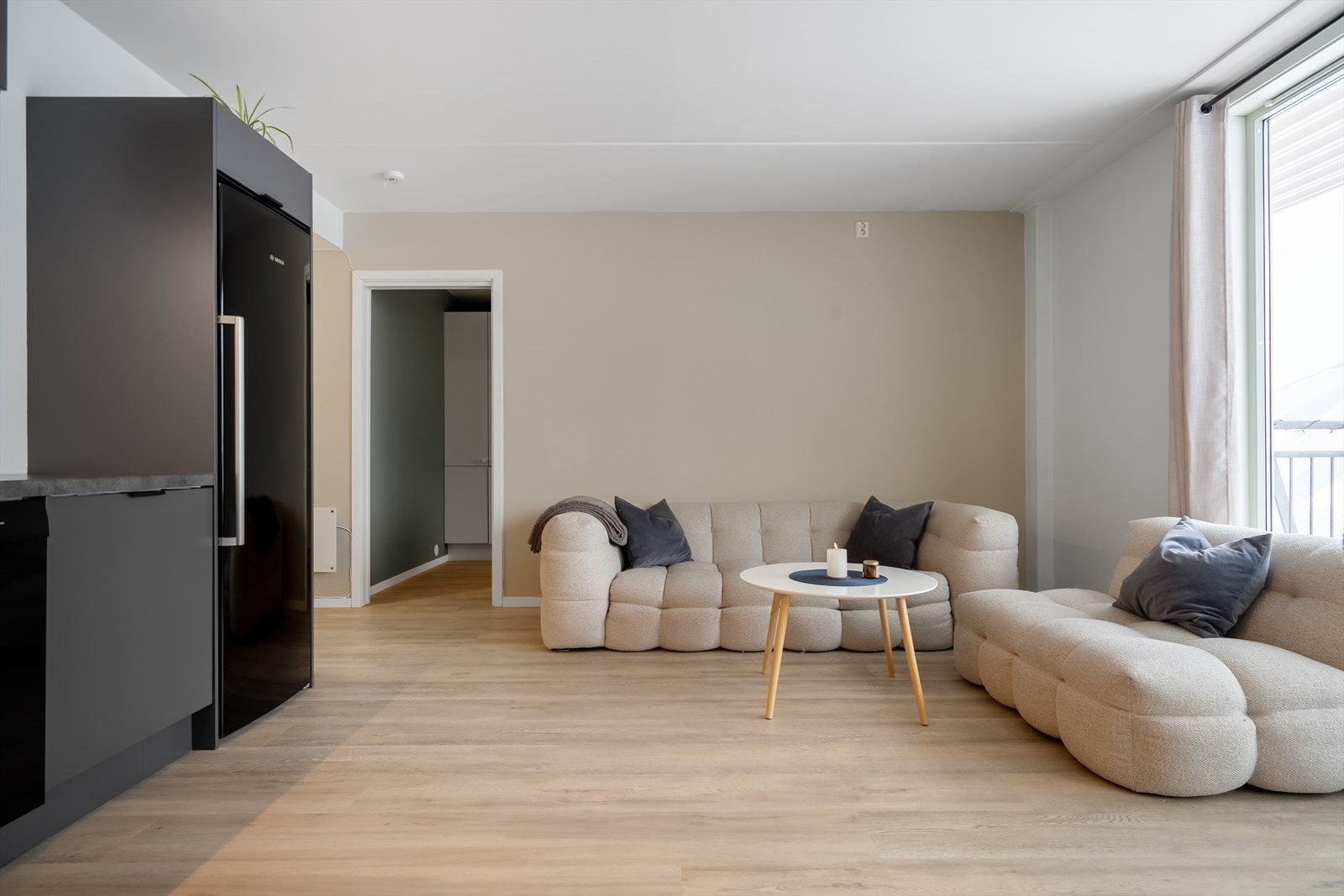 Stilren og romslig stue med åpen kjøkkenløsning, gode lysforhold og en moderne atmosfære. Galleribilde