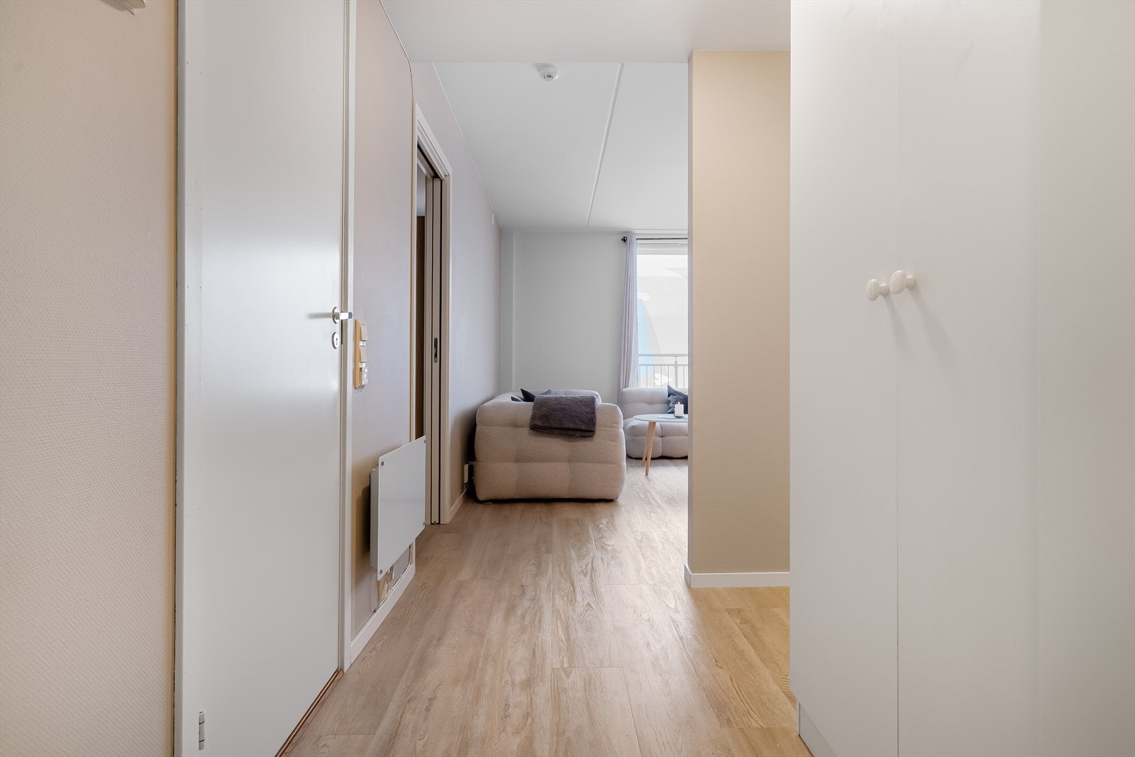 Lys gang med garderobeplass og en naturlig overgang videre inn til den åpne stue- og kjøkkensonen. Galleribilde