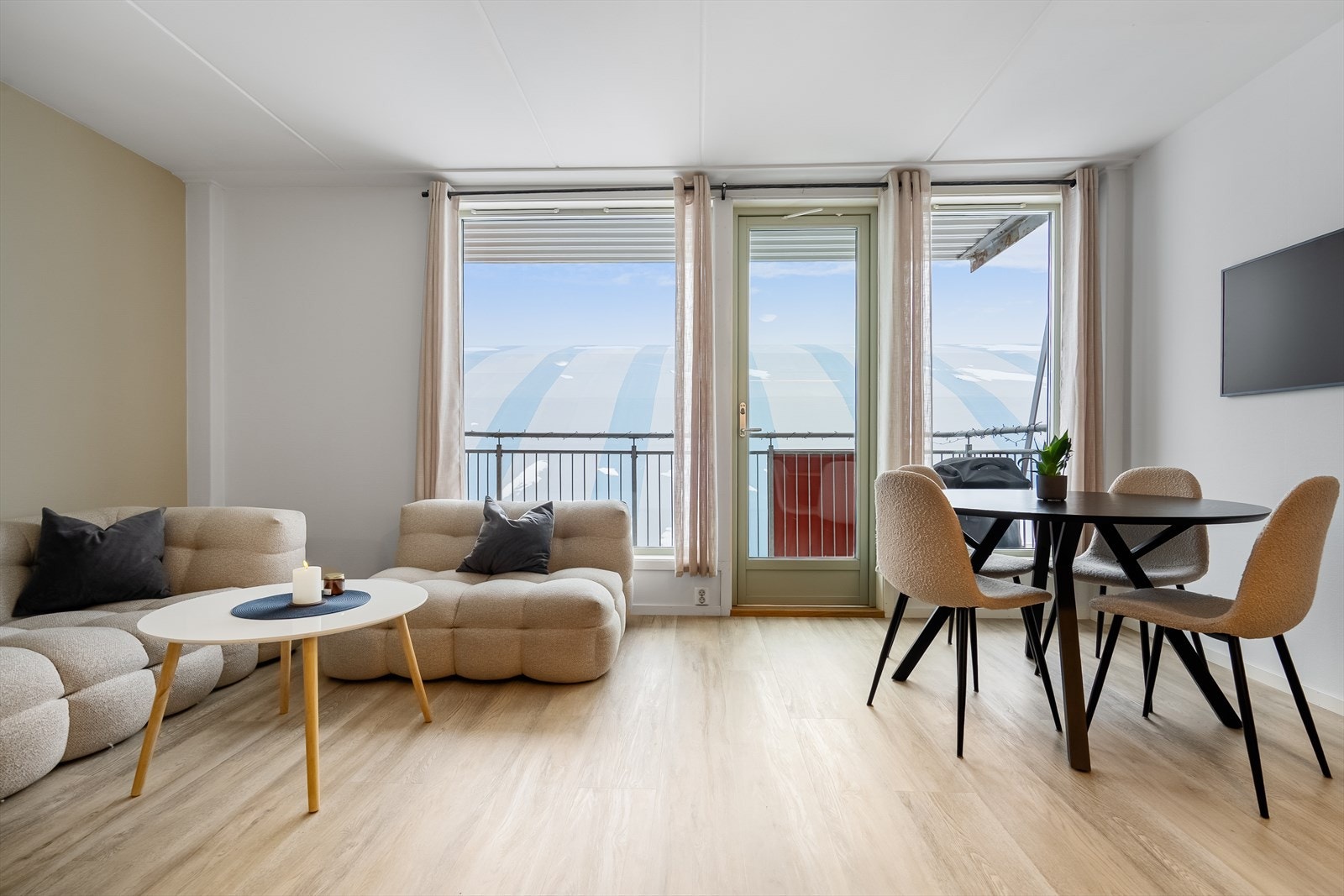 Stuen mot solrik balkong. Galleribilde