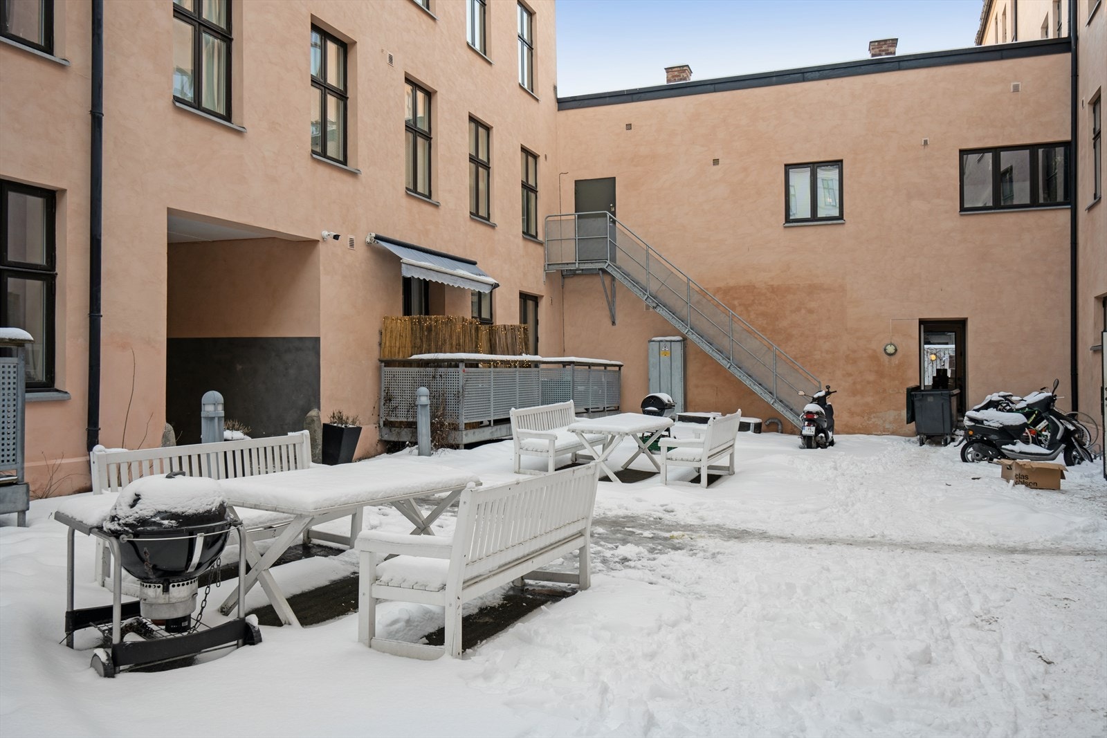 Bakgården. Galleribilde