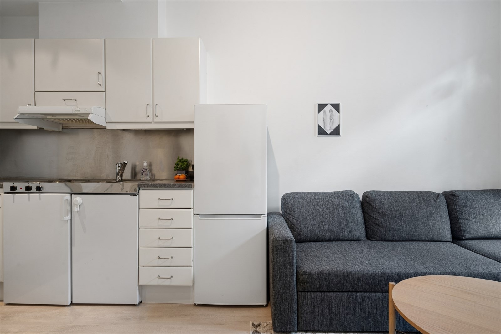 Kjøkkenet er i åpen løsning mot stuen. Galleribilde