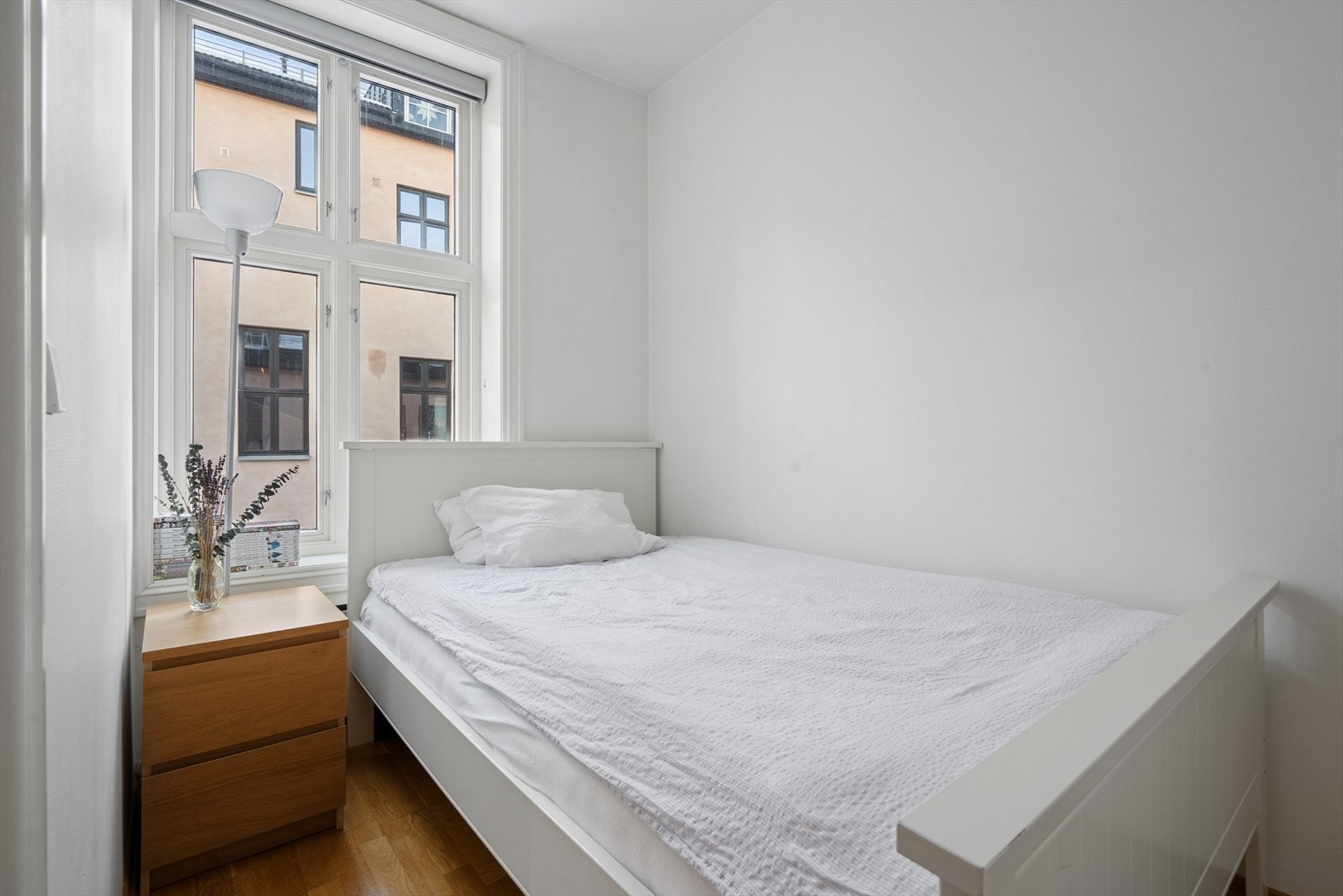 Soverommet får rikelig med naturlig lys fra den store vindusflaten og har gulv i parkett. Galleribilde