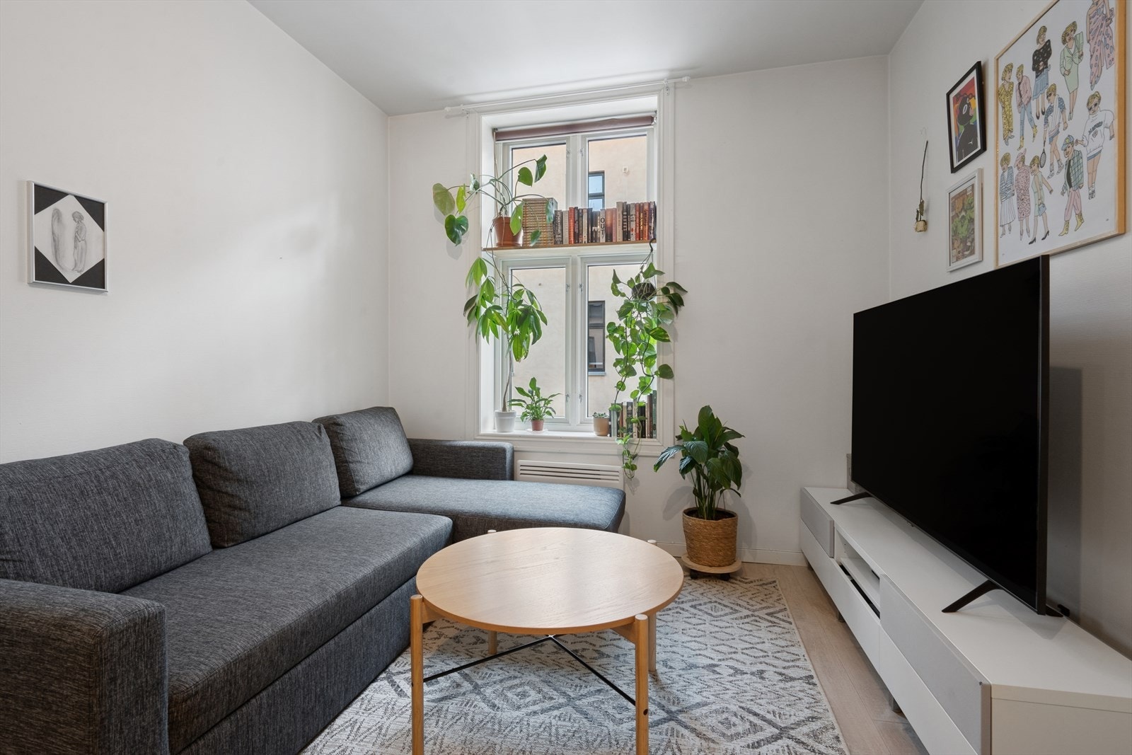 Stuen er praktisk annlagt med god plass til ønsket møblering. Galleribilde