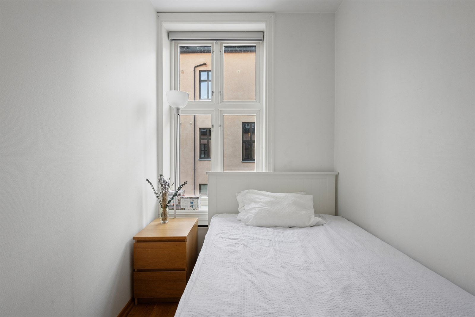 Leilighetens soverom er lyst og har plass til seng og nattbord. Galleribilde