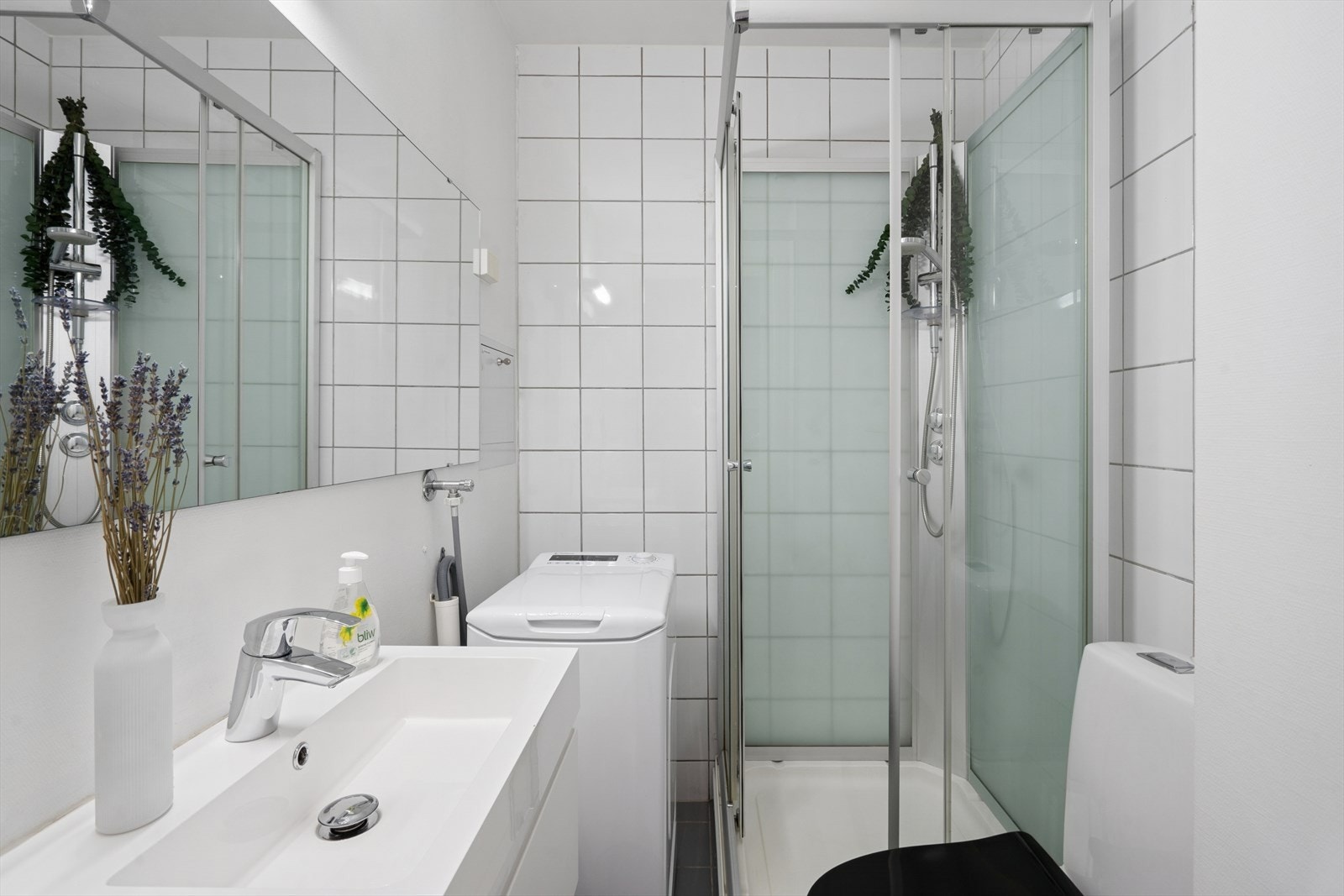 Baderommet er lyst og innbydende, og har integrert himmelsbelysning, gulvvarme i flis og opplegg for vaskemaskin! Galleribilde