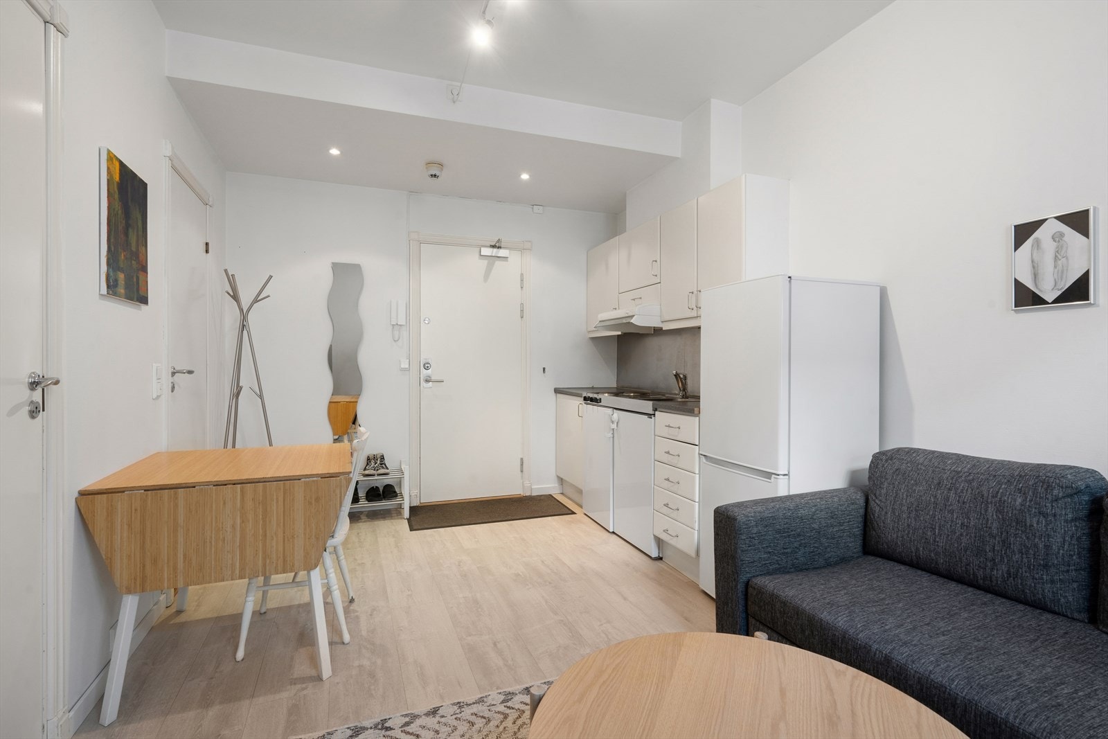 I stuen er det også plass til spisebord for et naturlig skille på rommet. Galleribilde