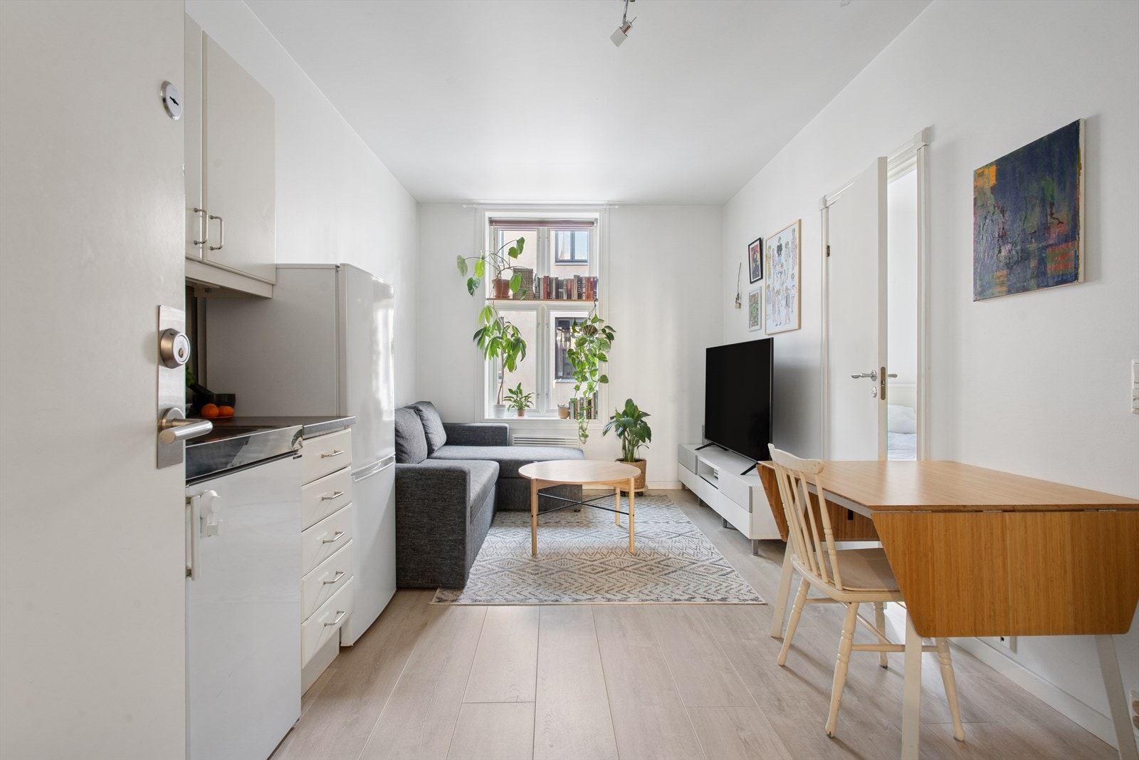 Leiligheten er lys og innbydende og har en luftig og plasseffektiv planløsning. Galleribilde