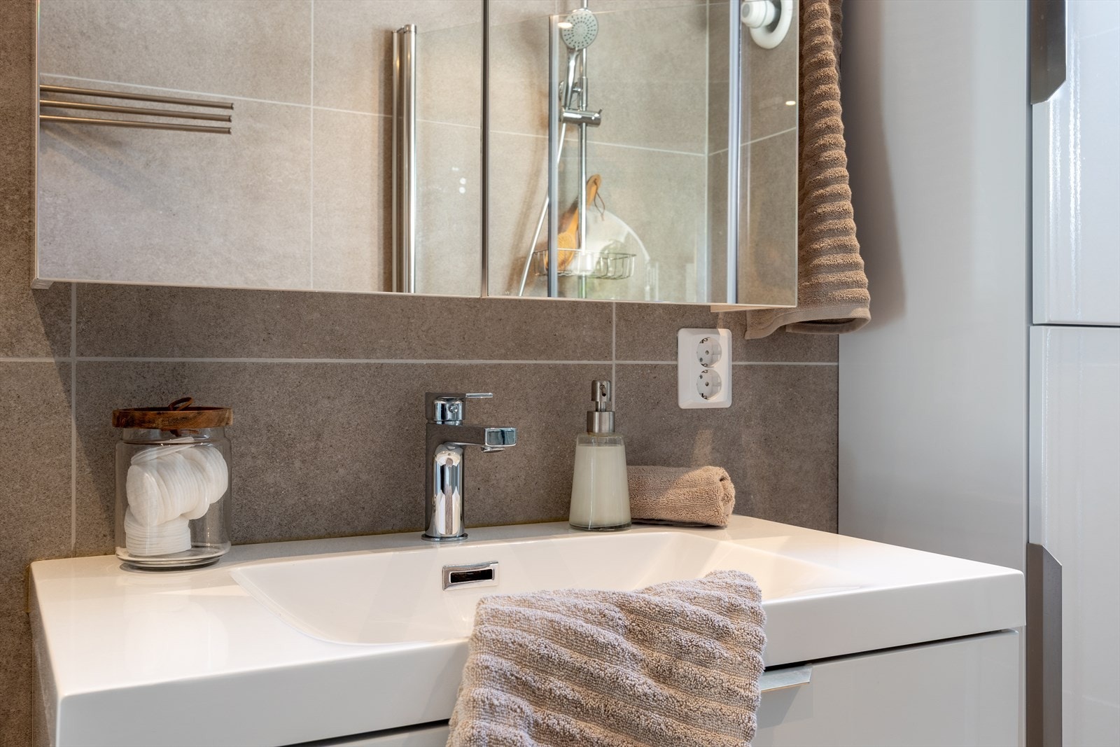 Nytt og pent baderom i hovedetasjen (fra 2024) - Dusjtoalett fra Grohe Galleribilde