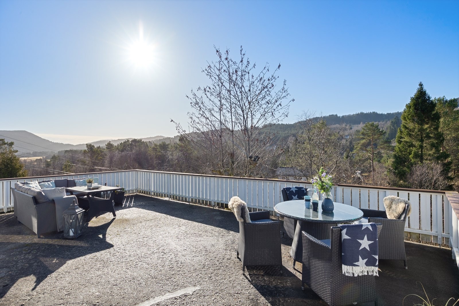 Flere solrike og usjenerte uteplasser på eiendommen Galleribilde