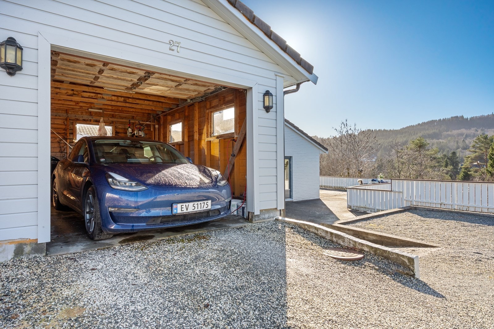 Garasje - Eiendommen har meget gode parkeringsforhold på egen tomt Galleribilde