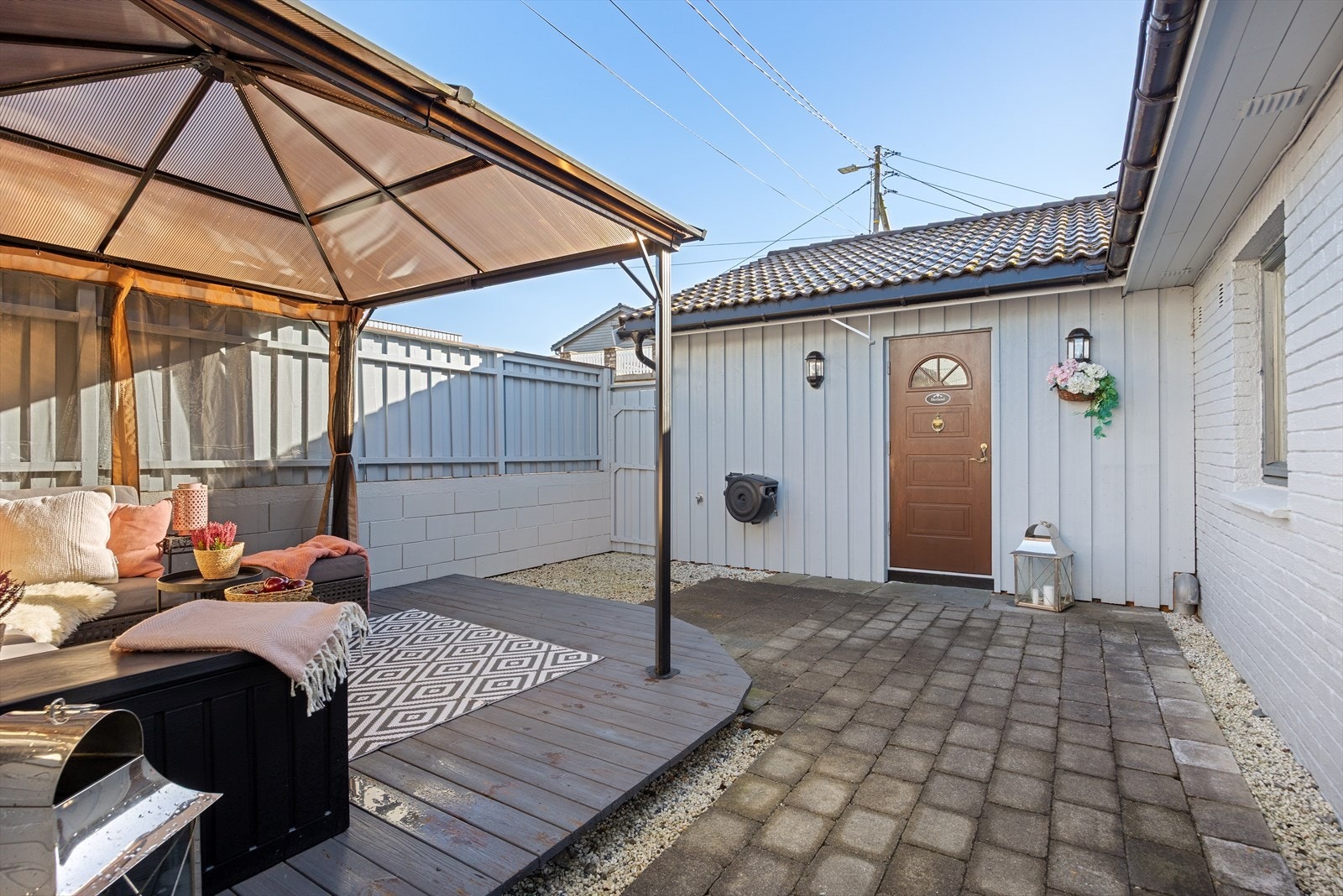 Solrik uteplass og inngangsparti Galleribilde