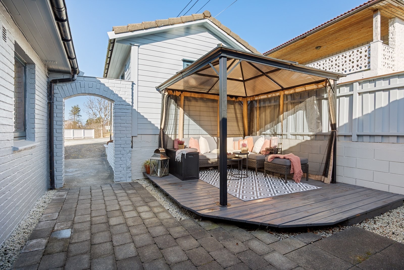 Fin uteplass / terrasse ved inngangspartiet til boligen - Innrammet inngangsparti Galleribilde