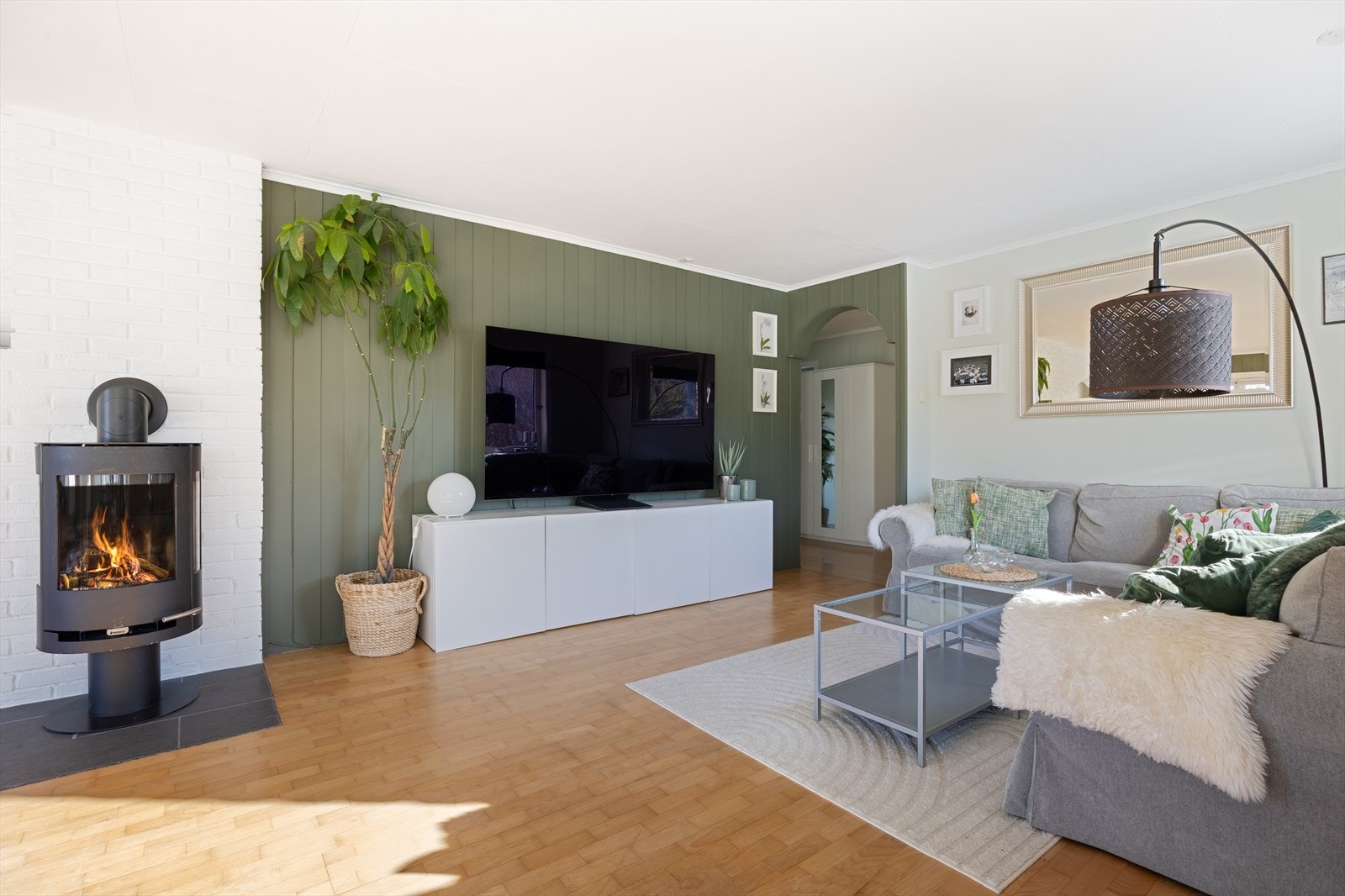 Moderne og pen peisovn Galleribilde