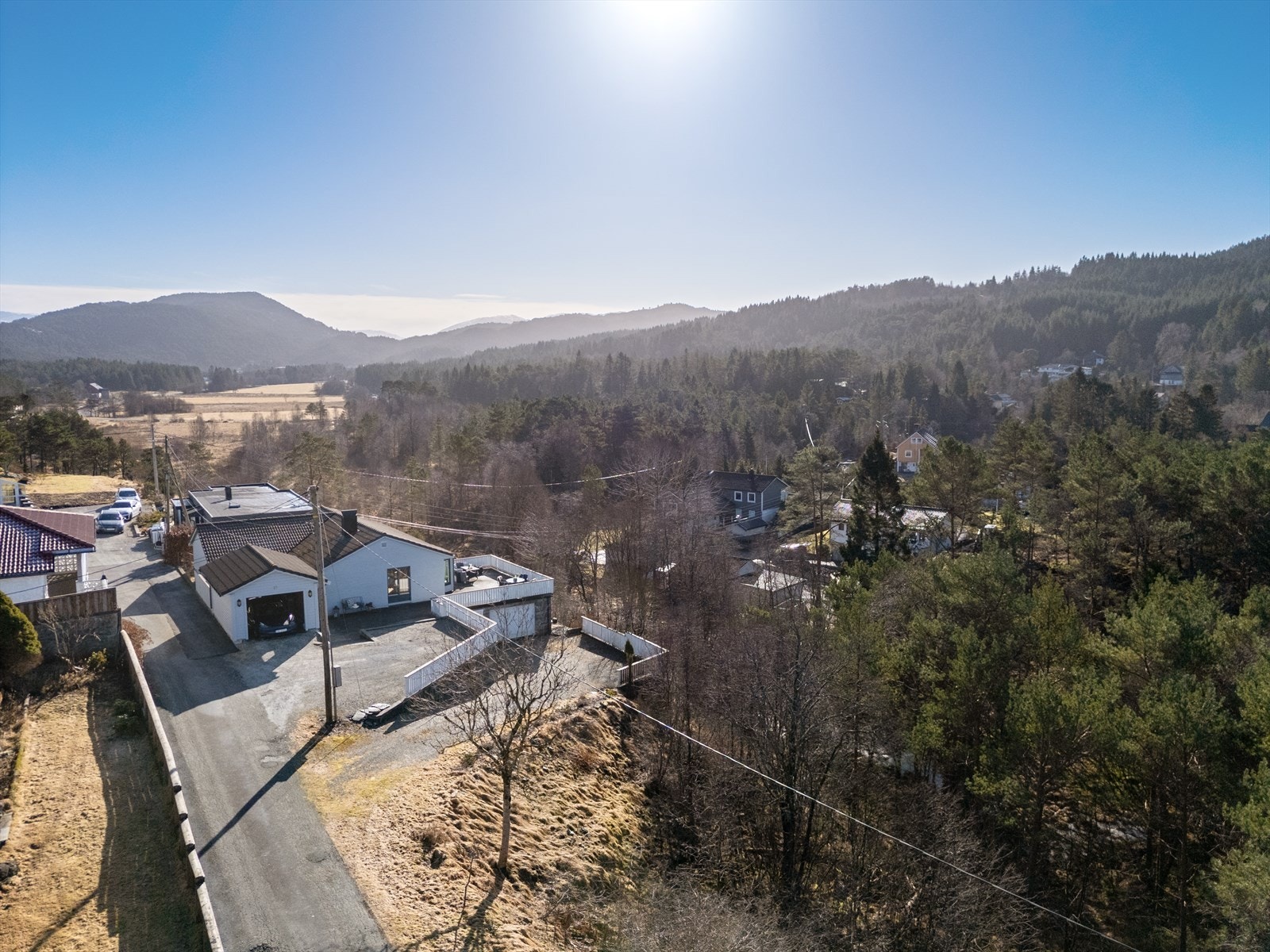 Rolig og solrik beliggenhet, i stille blindvei på Hylkje - Kort vei til Haukås skole og Leikvang friidrettshall og Leikvang Stadion Galleribilde