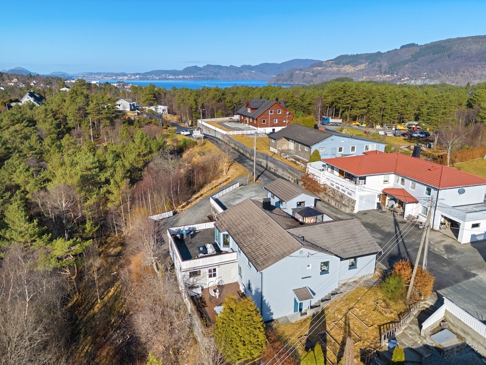 Stor tomt på 1999 kvm. Garasjer og biloppstillingsplasser til flere biler - Vestvendt og solrikt Galleribilde